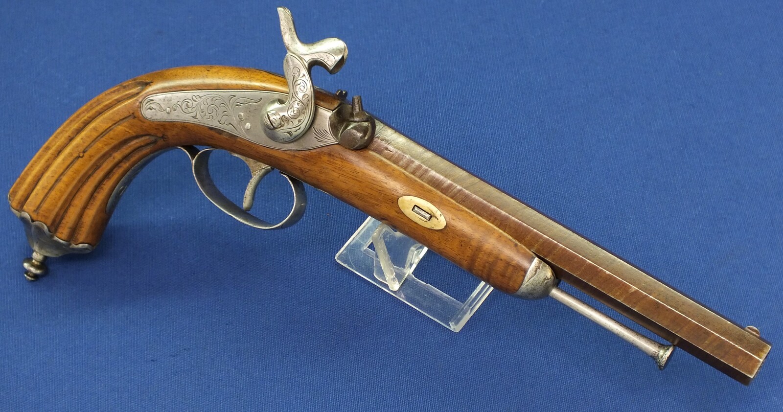 An antique Belgian percussion pistol circa 1860. Engraved lock and steel mounts. Caliber 12mm rifled. Length 36cm. In very good condition. Price 550 euro.