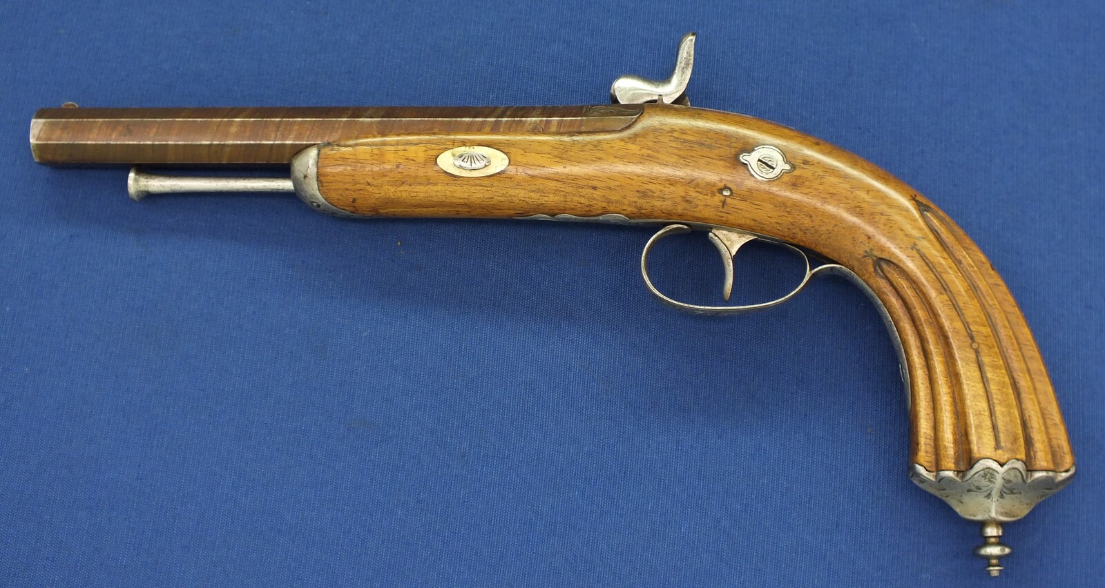 An antique Belgian percussion pistol circa 1860. Engraved lock and steel mounts. Caliber 12mm rifled. Length 36cm. In very good condition. Price 550 euro.