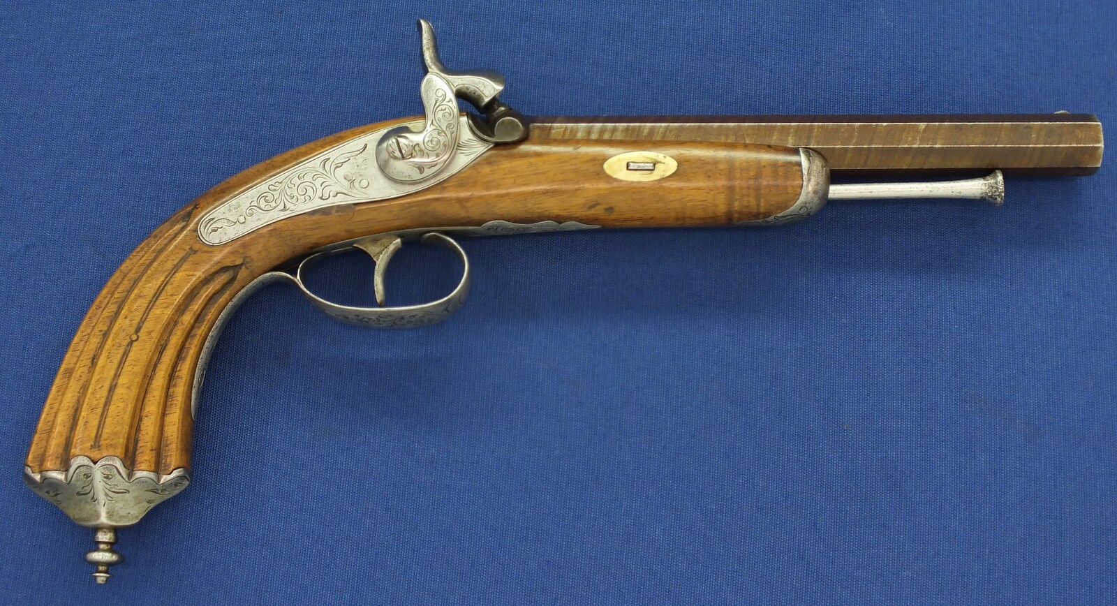 An antique Belgian percussion pistol circa 1860. Engraved lock and steel mounts. Caliber 12mm rifled. Length 36cm. In very good condition. Price 550 euro.