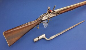 An antique British India Pattern Brown Bess Musket, signed GALTON 1807, complete with Bayonet signed JOHN GILL, caliber 19 mm, length 138 cm, in  very good condition. 