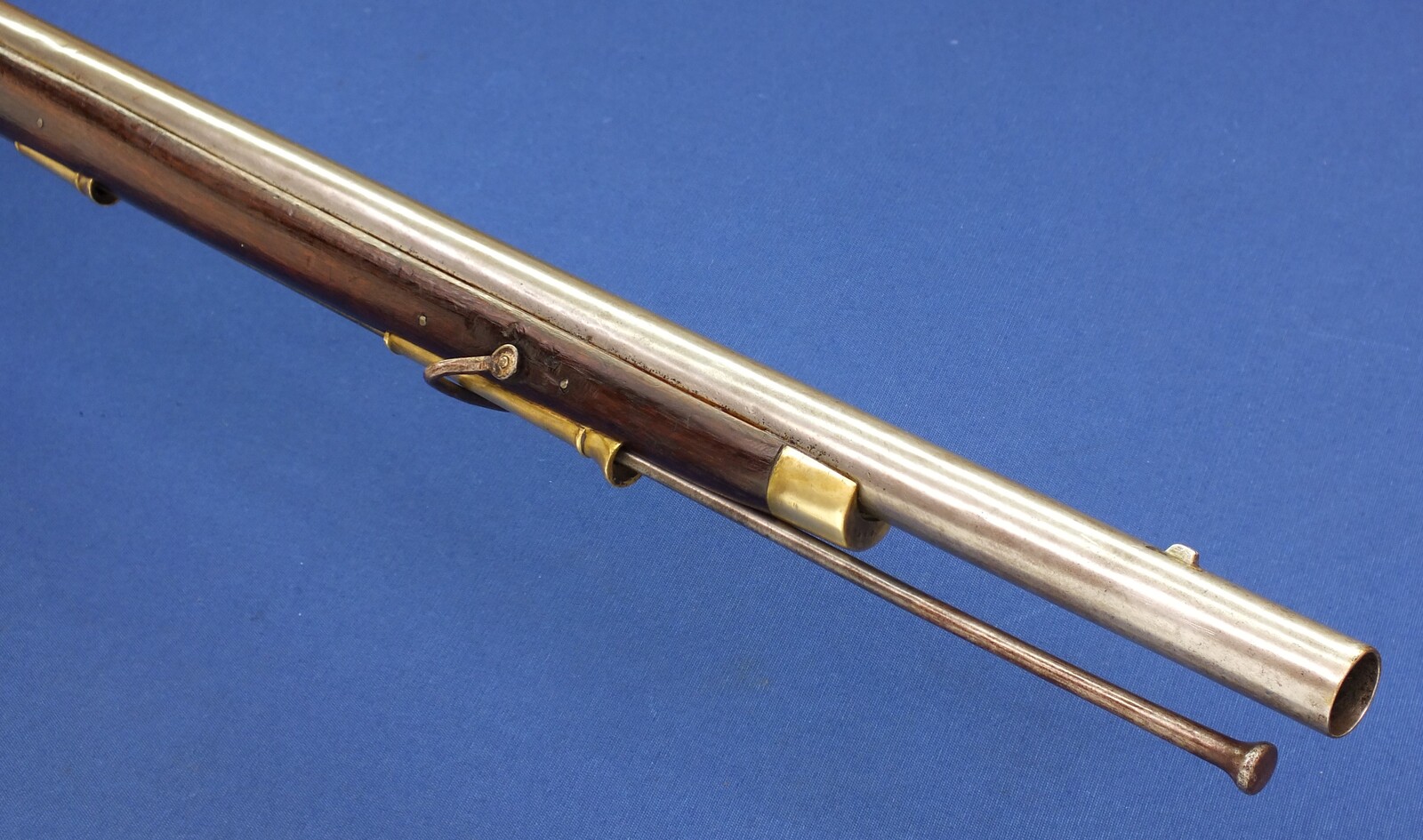 An antique British India Pattern Brown Bess Musket, signed GALTON 1807, complete with Bayonet signed JOHN GILL, caliber 19 mm, length 138 cm, in  very good condition. Price 1.350 euro