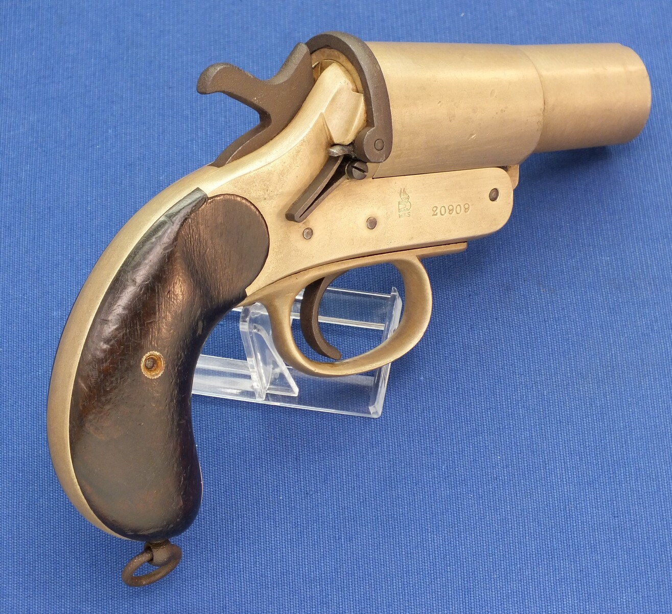 An antique British WW I Webley & Scott Flare Gun No. 1 MK III, dated 1915, sn 20909, in very good condition. Price 395 euro