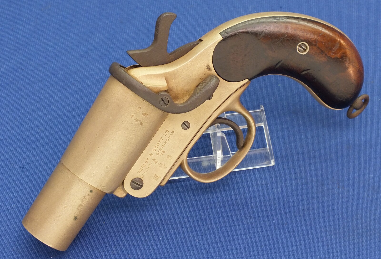 An antique British WW I Webley & Scott Flare Gun No. 1 MK III, dated 1915, sn 20909, in very good condition. Price 395 euro