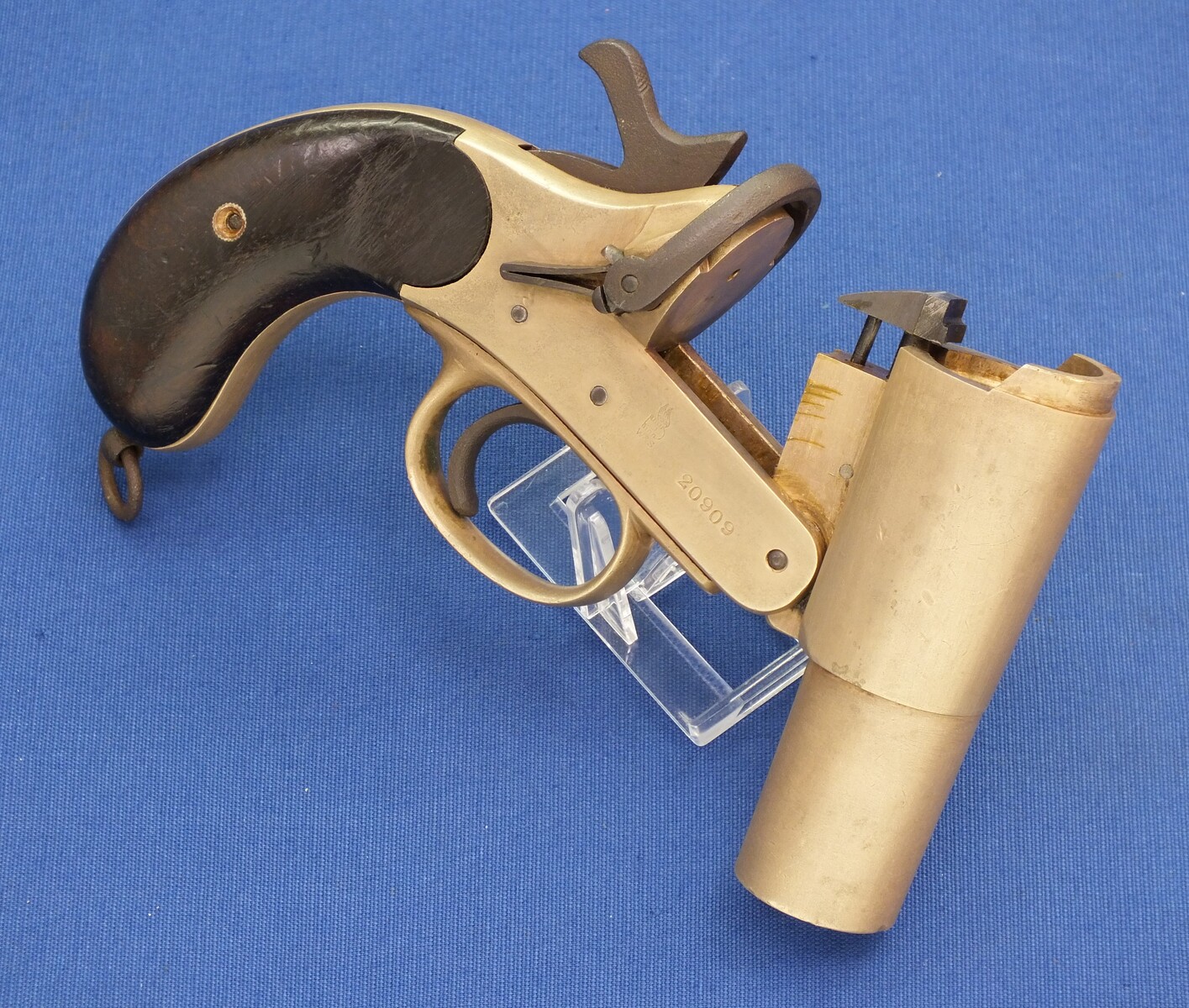 An antique British WW I Webley & Scott Flare Gun No. 1 MK III, dated 1915, sn 20909, in very good condition. Price 395 euro