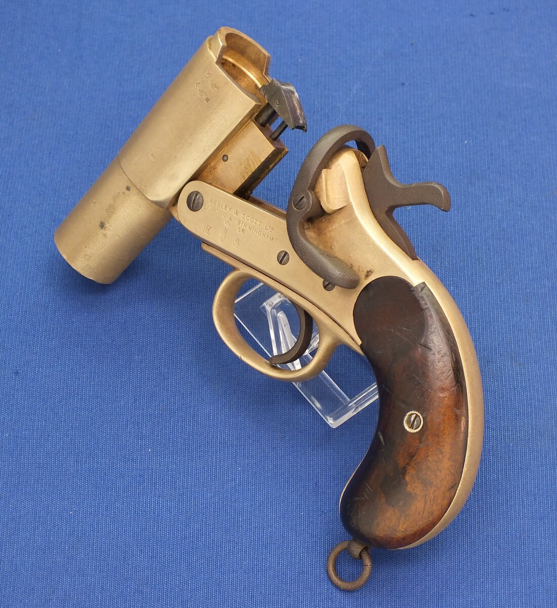 An antique British WW I Webley & Scott Flare Gun No. 1 MK III, dated 1915, sn 20909, in very good condition. Price 395 euro