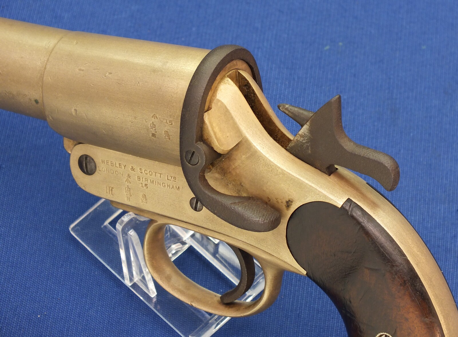 An antique British WW I Webley & Scott Flare Gun No. 1 MK III, dated 1915, sn 20909, in very good condition. Price 395 euro