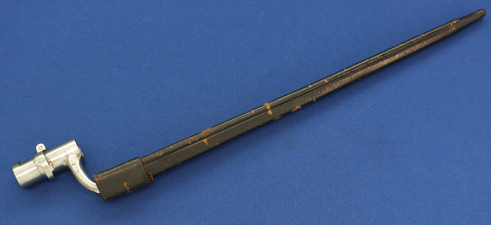 An antique Dutch Bayonet with leather scabbard Model 1815 for Flintlock, percussion and Snider Muskets. Made by J. Bar (Delft) Length 52cm. In very good condition. Price 375 euro