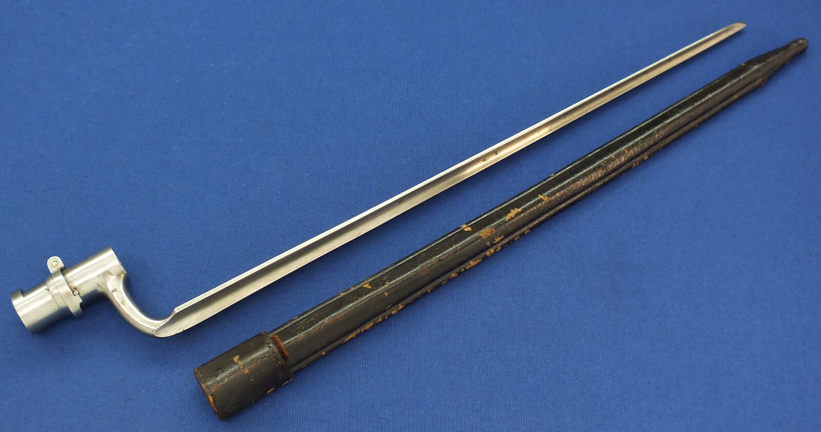 An antique Dutch Bayonet with leather scabbard Model 1815 for Flintlock, percussion and Snider Muskets. Made by J. Bar (Delft) Length 52cm. In very good condition. Price 375 euro