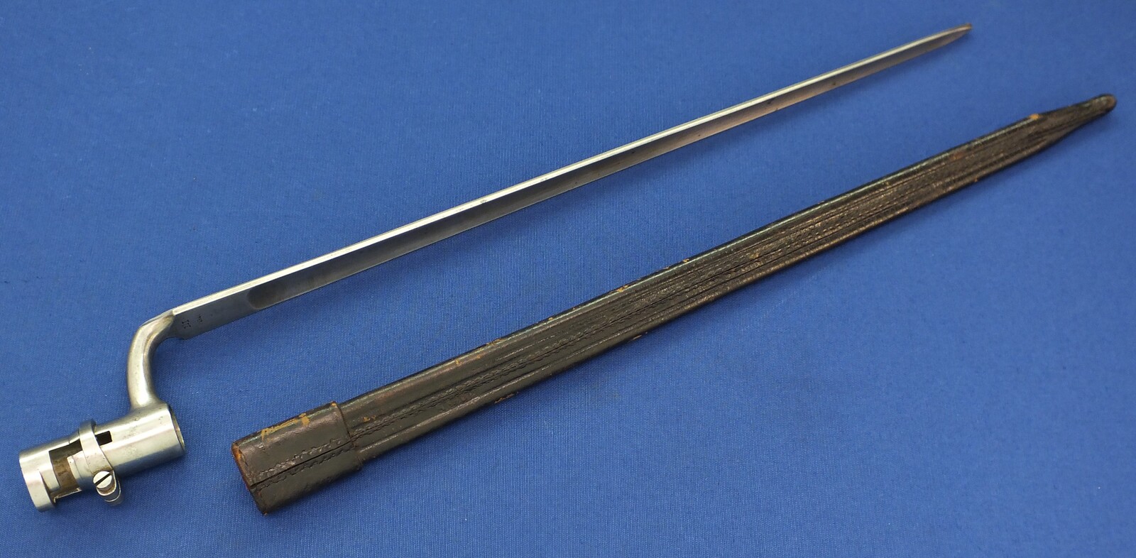 An antique Dutch Bayonet with leather scabbard Model 1815 for Flintlock, percussion and Snider Muskets. Made by J. Bar (Delft) Length 52cm. In very good condition. Price 375 euro