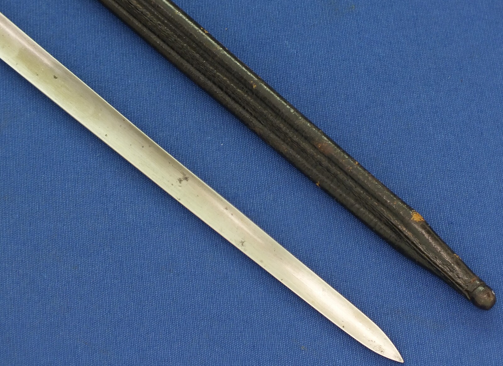 An antique Dutch Bayonet with leather scabbard Model 1815 for Flintlock, percussion and Snider Muskets. Made by J. Bar (Delft) Length 52cm. In very good condition. Price 375 euro