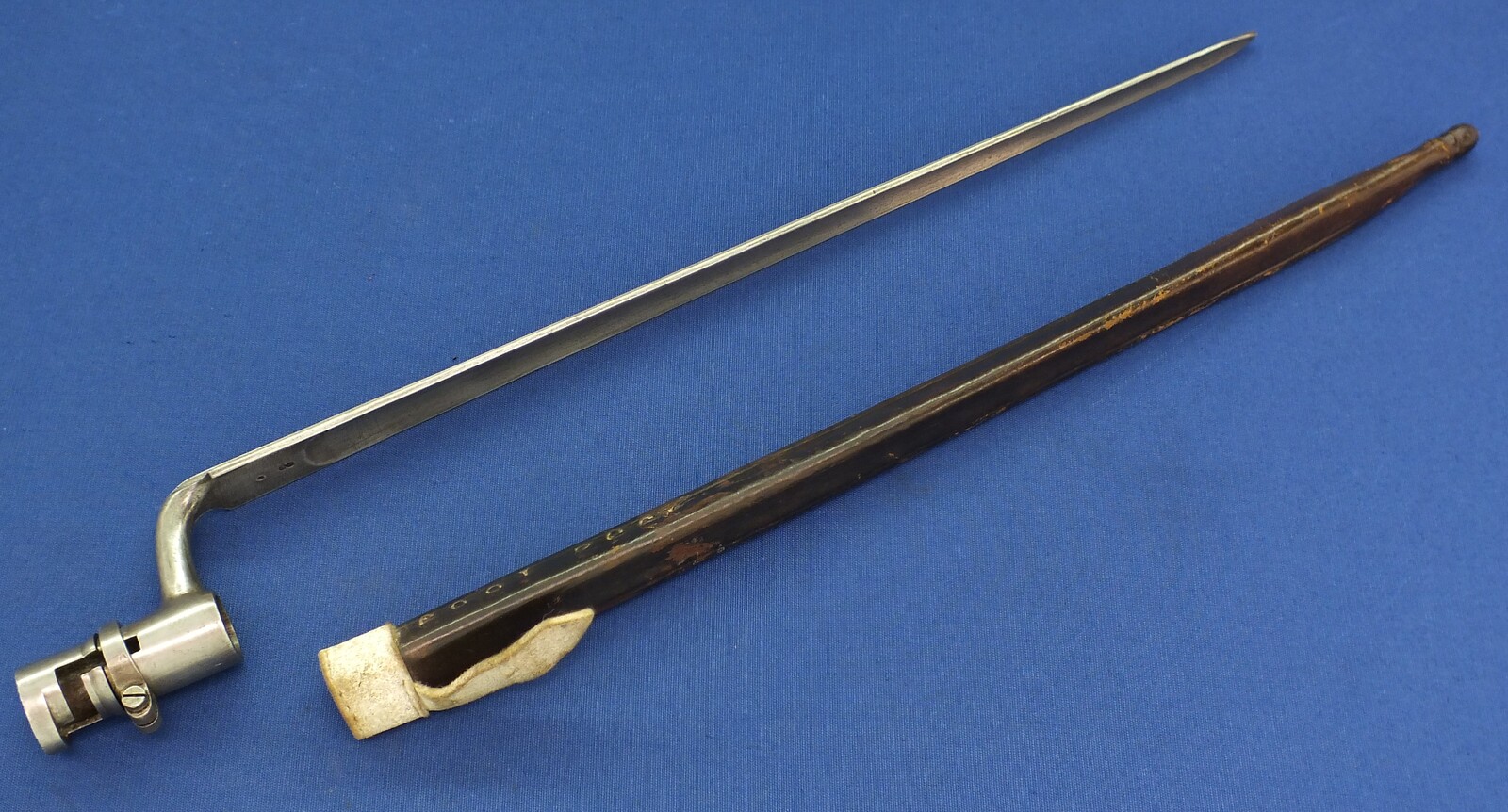 An antique Dutch Bayonet with leather scabbard Model 1815 for Flintlock, percussion and Snider Muskets. SN 2409. Length 52cm. In very good condition. Price 365 euro