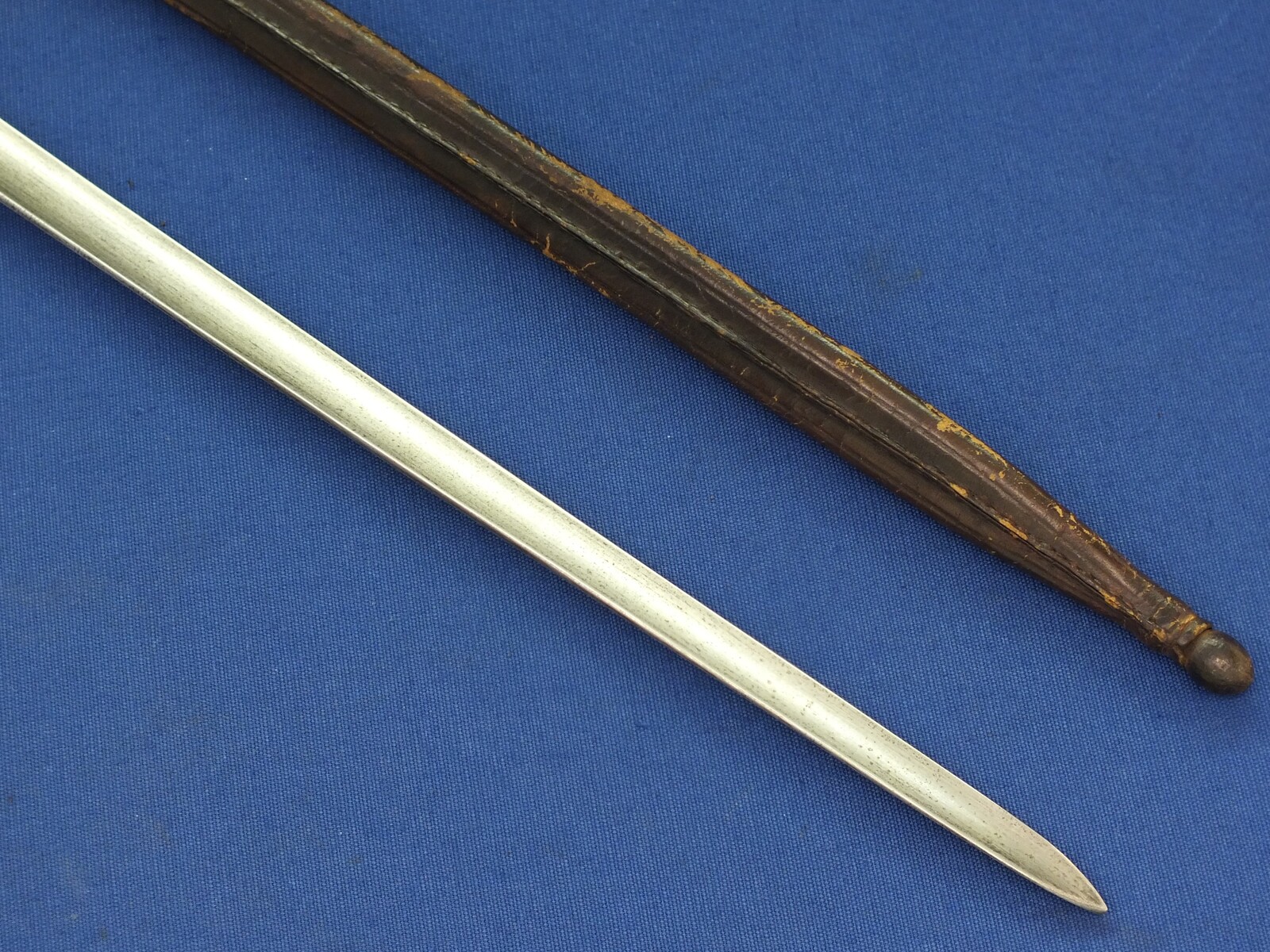 An antique Dutch Bayonet with leather scabbard Model 1815 for Flintlock, percussion and Snider Muskets. SN 2409. Length 52cm. In very good condition. Price 365 euro