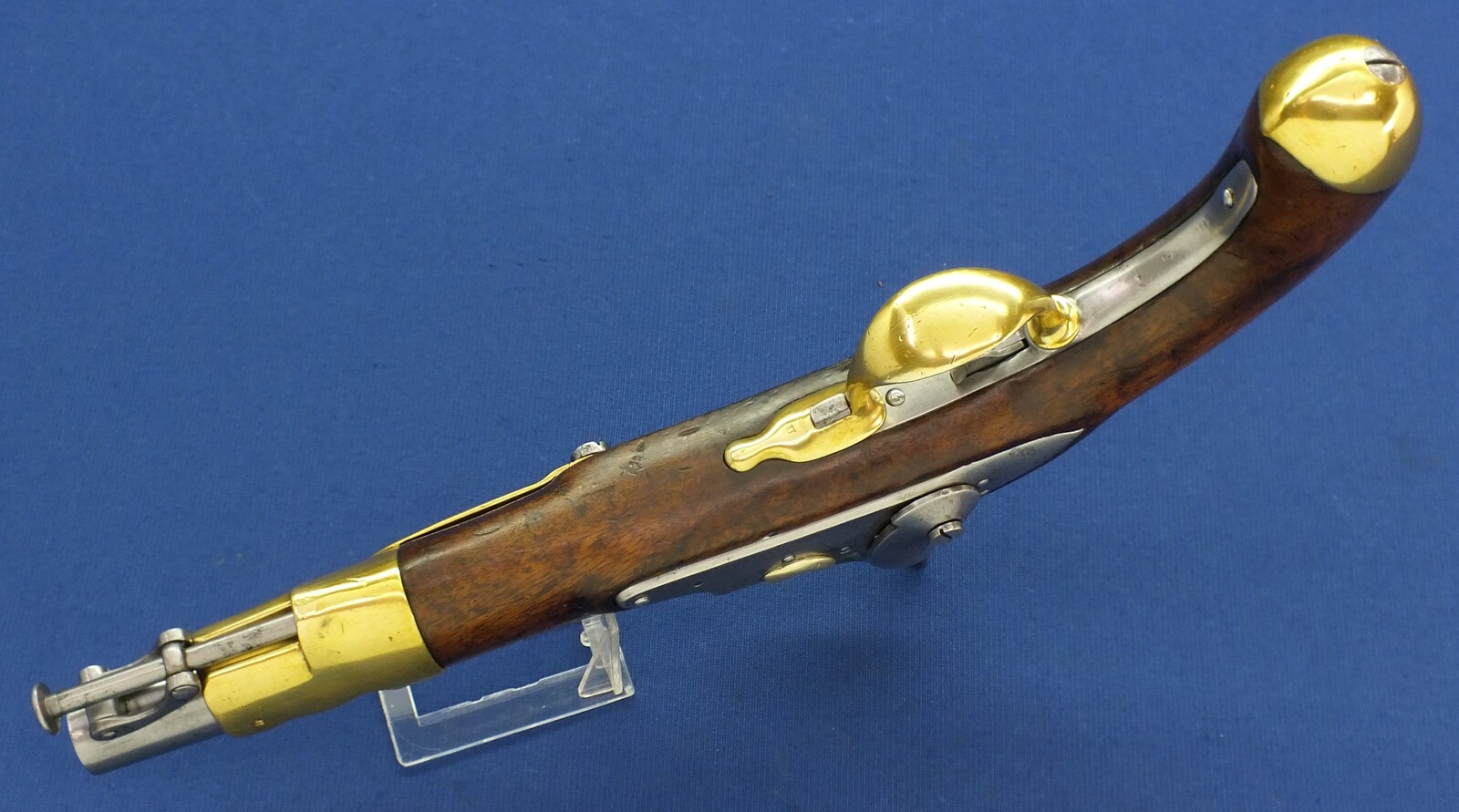 An antique Dutch Military Model 1820 Cavalry percussion Pistol. Caliber 17 mm, length 38 cm. In very good condition. Price 2.250 euro