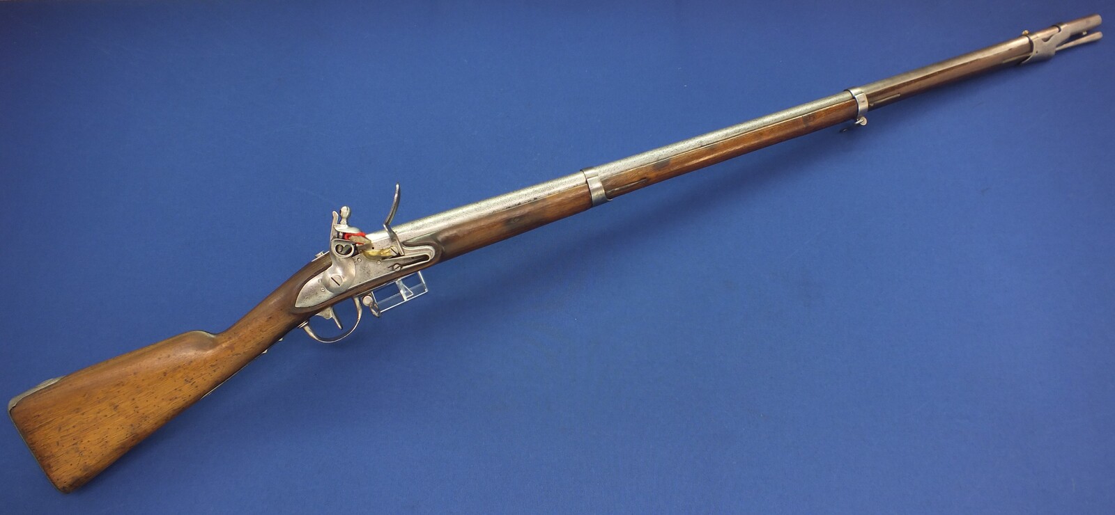 An antique Dutch Model 1815 Military Flintlock Musket No.1. Caliber 17,5mm. Length 150cm. In good/very good condition. Price 2.250 euro.