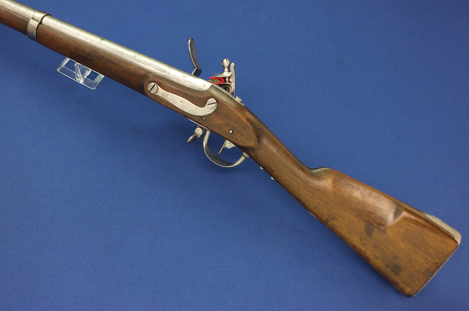 An antique Dutch Model 1815 Military Flintlock Musket No.1. Caliber 17,5mm. Length 150cm. In good/very good condition. Price 2.250 euro.