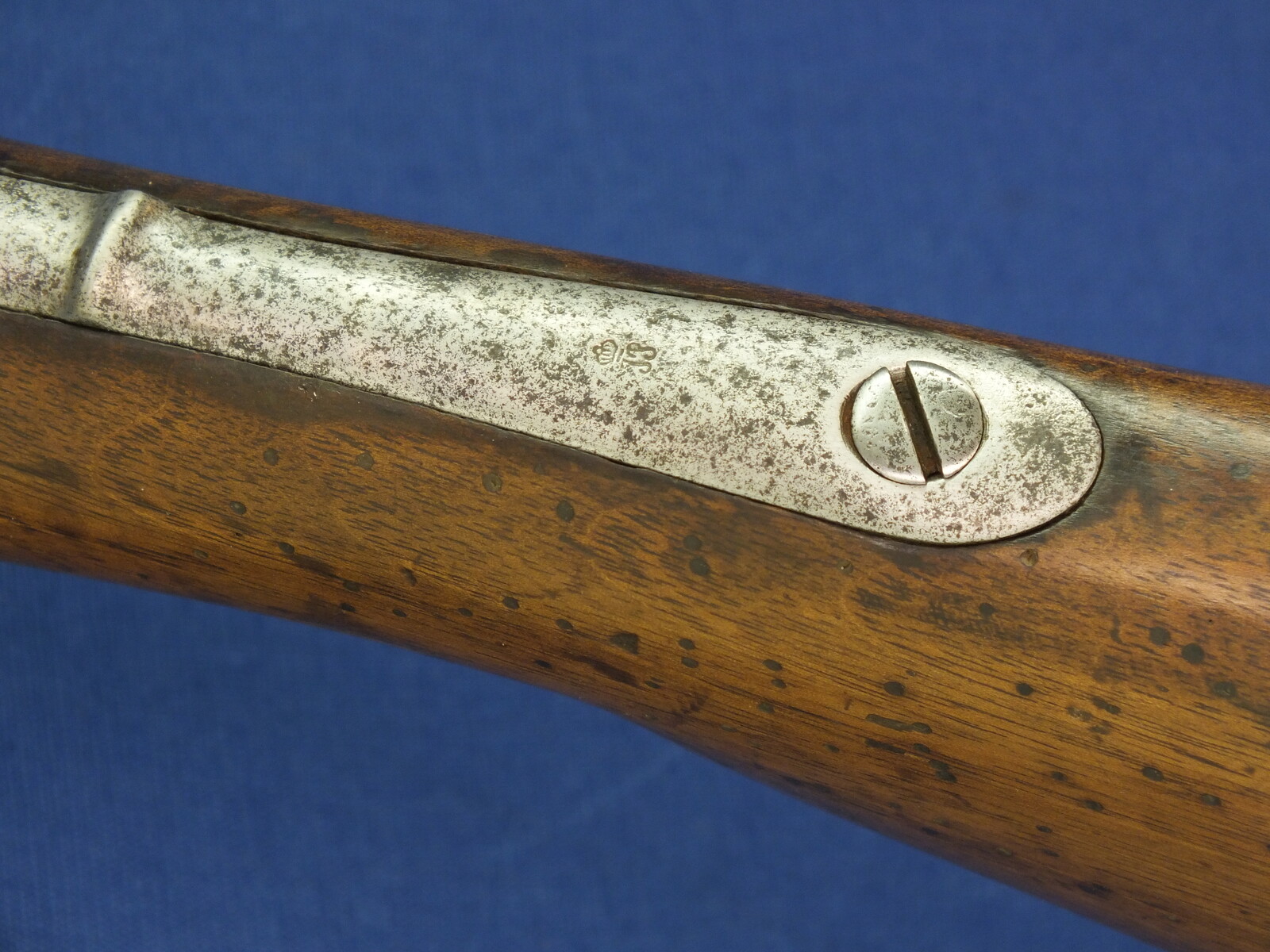 An antique Dutch Model 1815 Military Flintlock Musket No.1. Caliber 17,5mm. Length 150cm. In good/very good condition. Price 2.250 euro.