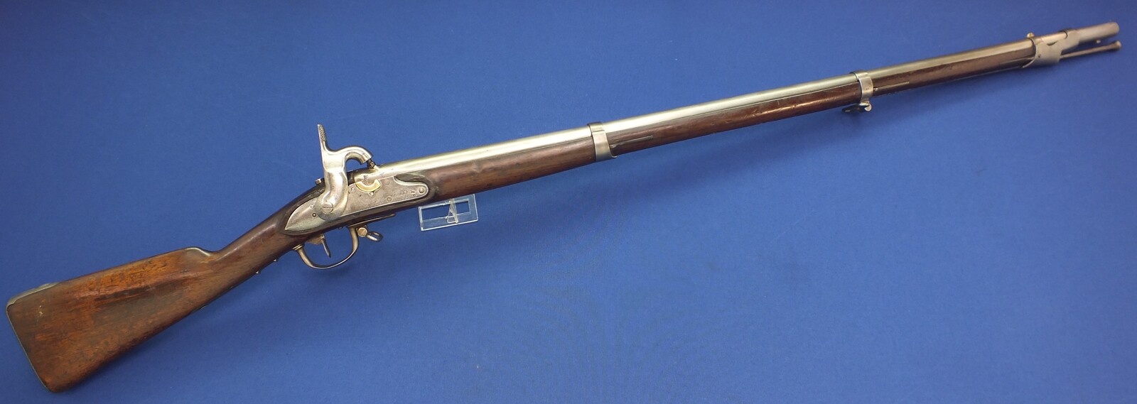 An antique Dutch Model 1815 Percussion Musket, converted from flintlock, caliber 17,5 mm, length 144 cm, in good/very condition. Price 1.750 euro