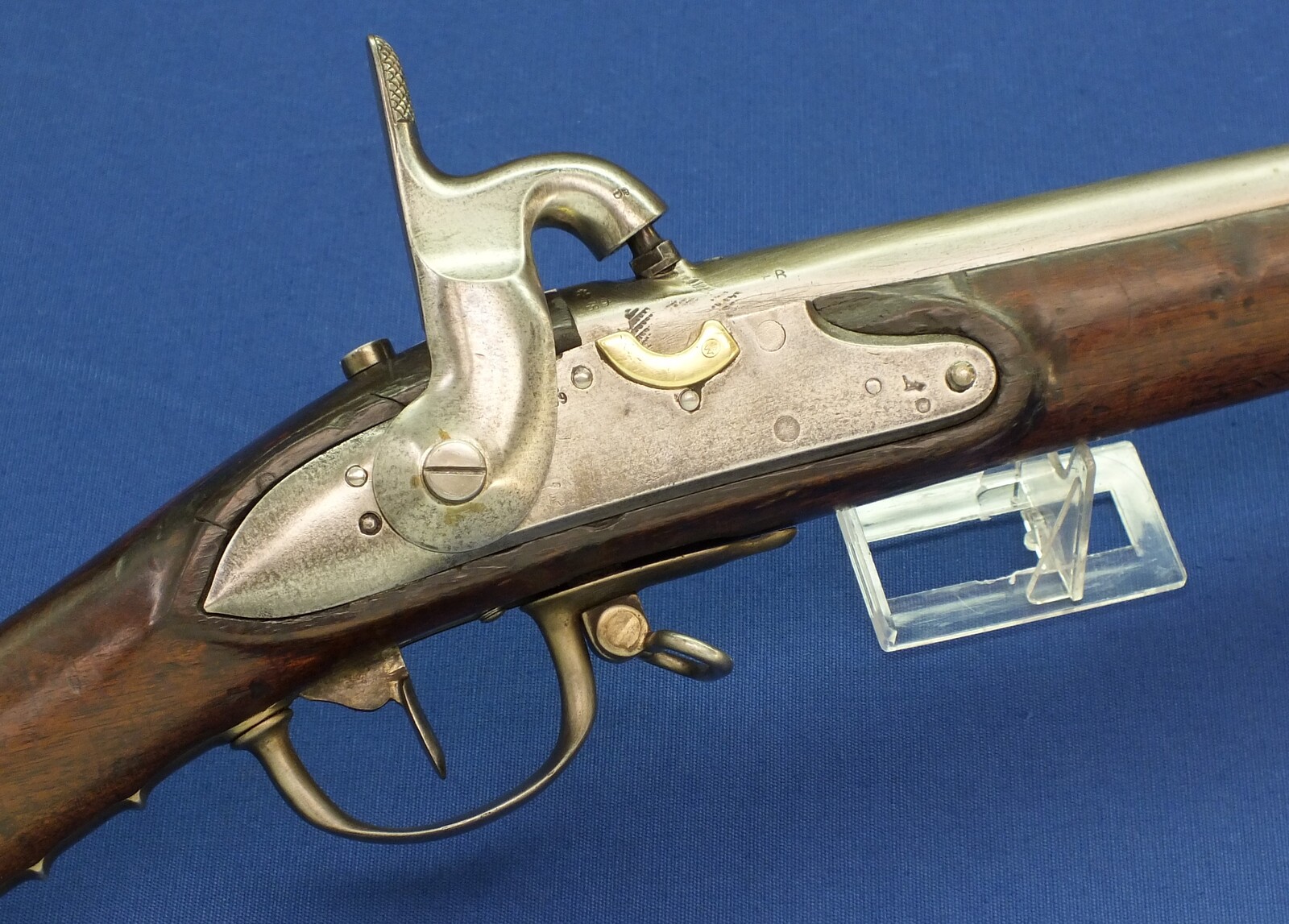 An antique Dutch Model 1815 Percussion Musket, converted from flintlock, caliber 17,5 mm, length 144 cm, in good/very condition. Price 1.750 euro