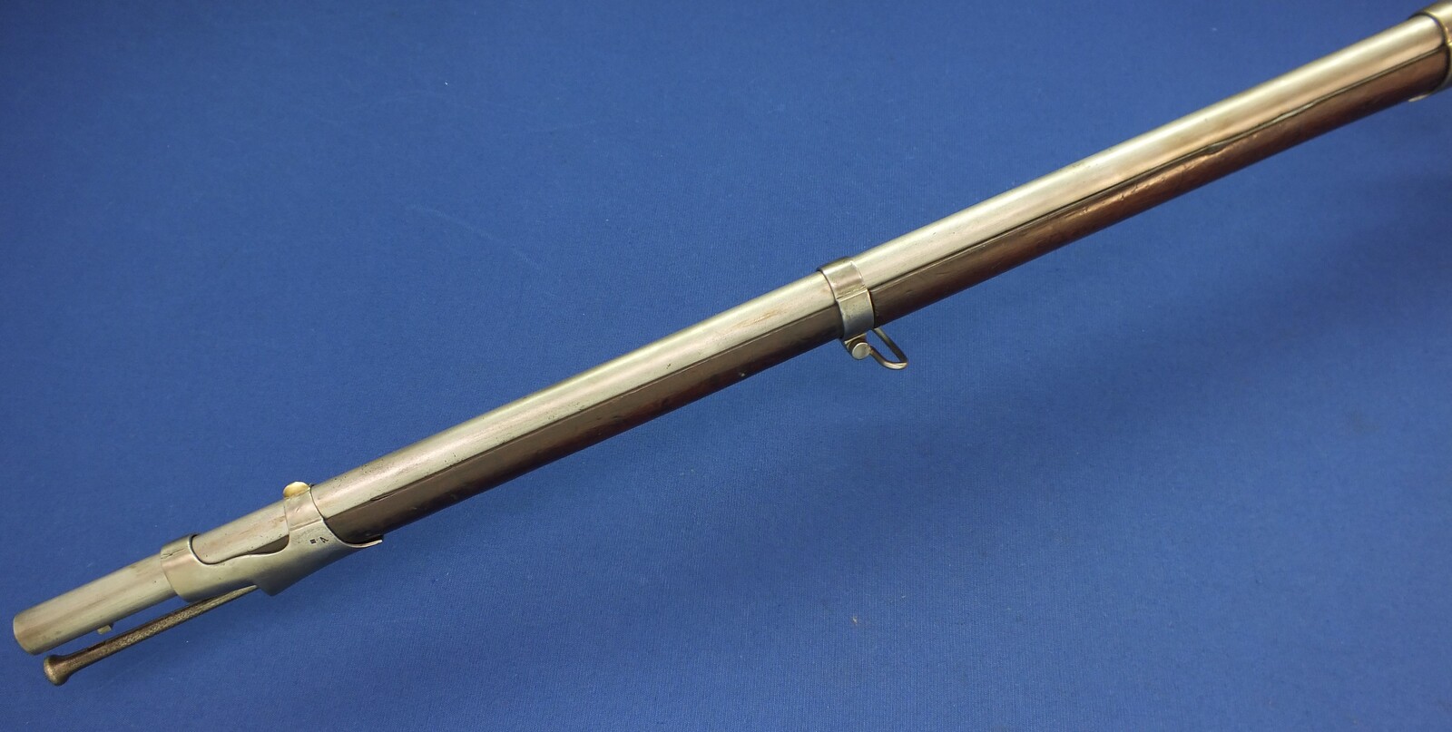 An antique Dutch Model 1815 Percussion Musket, converted from flintlock, caliber 17,5 mm, length 144 cm, in good/very condition. Price 1.750 euro