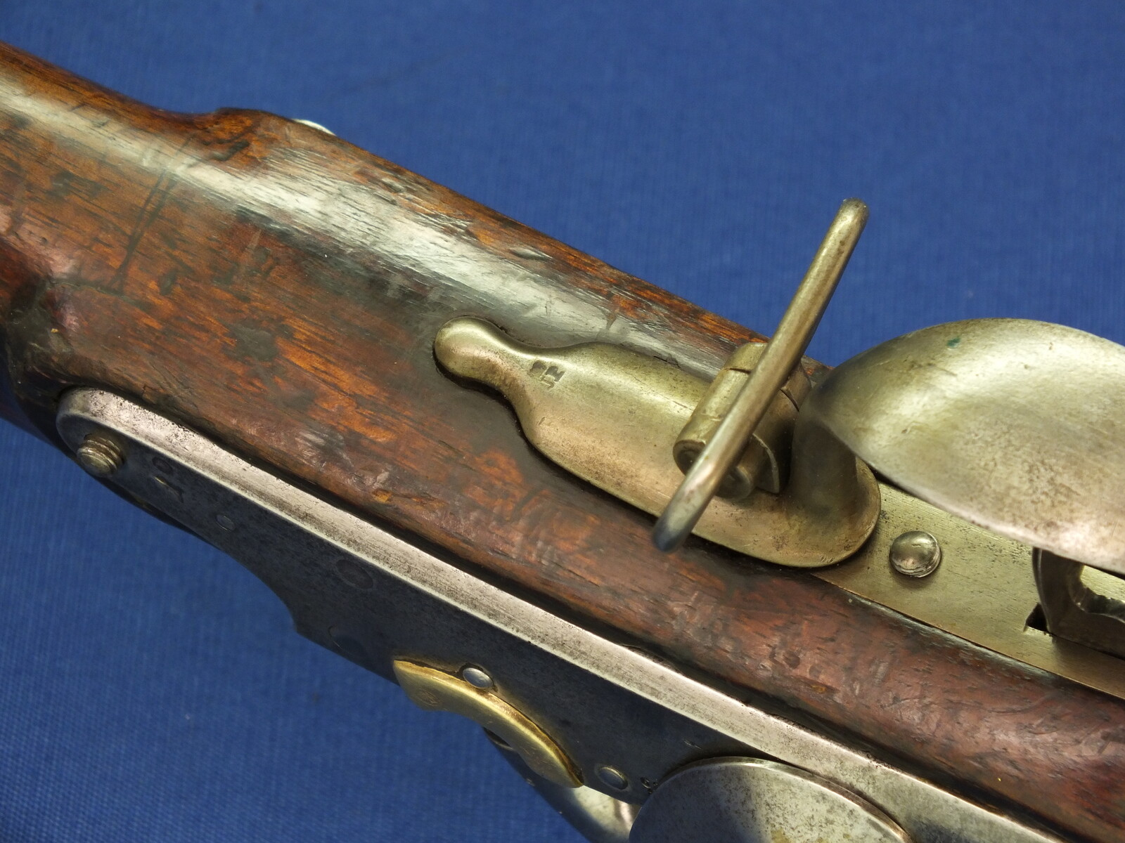 An antique Dutch Model 1815 Percussion Musket, converted from flintlock, caliber 17,5 mm, length 144 cm, in good/very condition. Price 1.750 euro