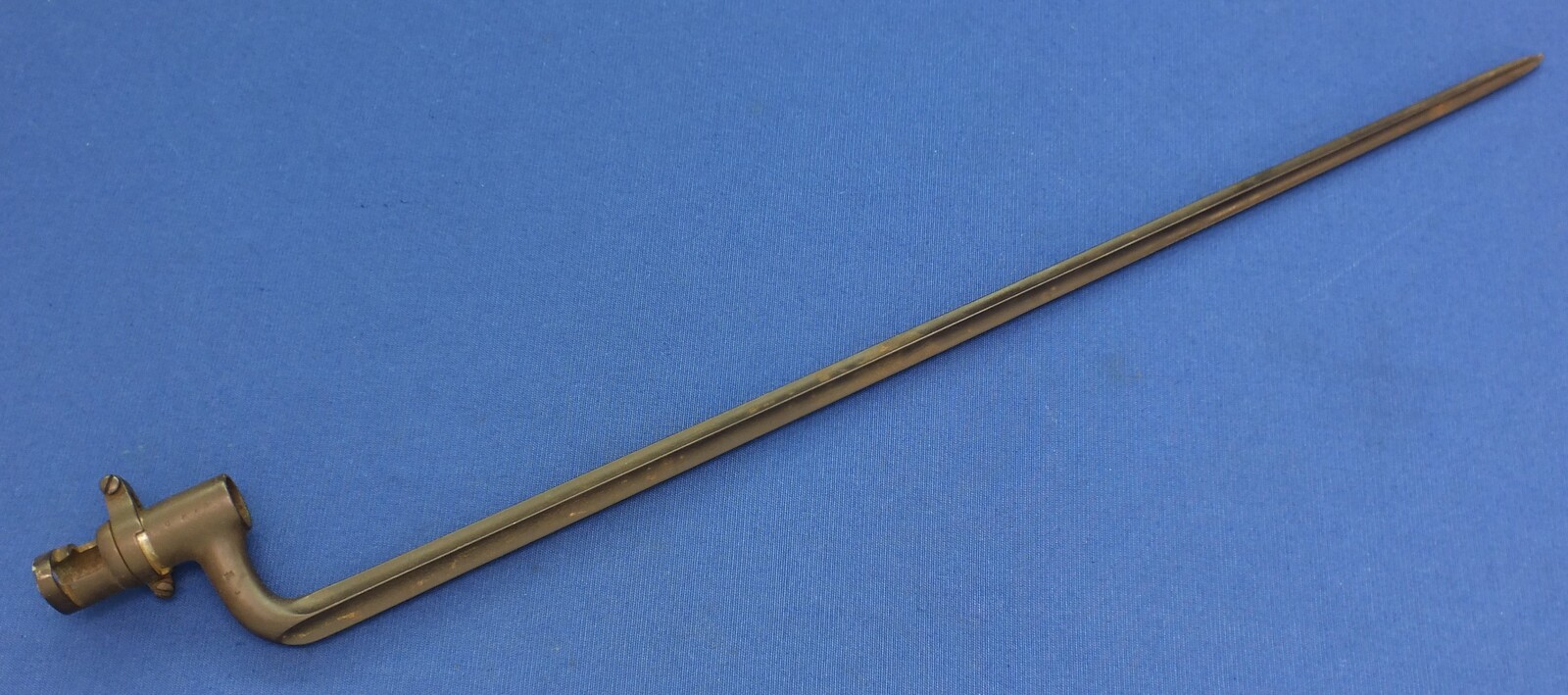 An antique Dutch second type bayonet for Beaumont 1871 Rifle. SN 875. Length 58,4 cm. In very good condition. Price 225 euro