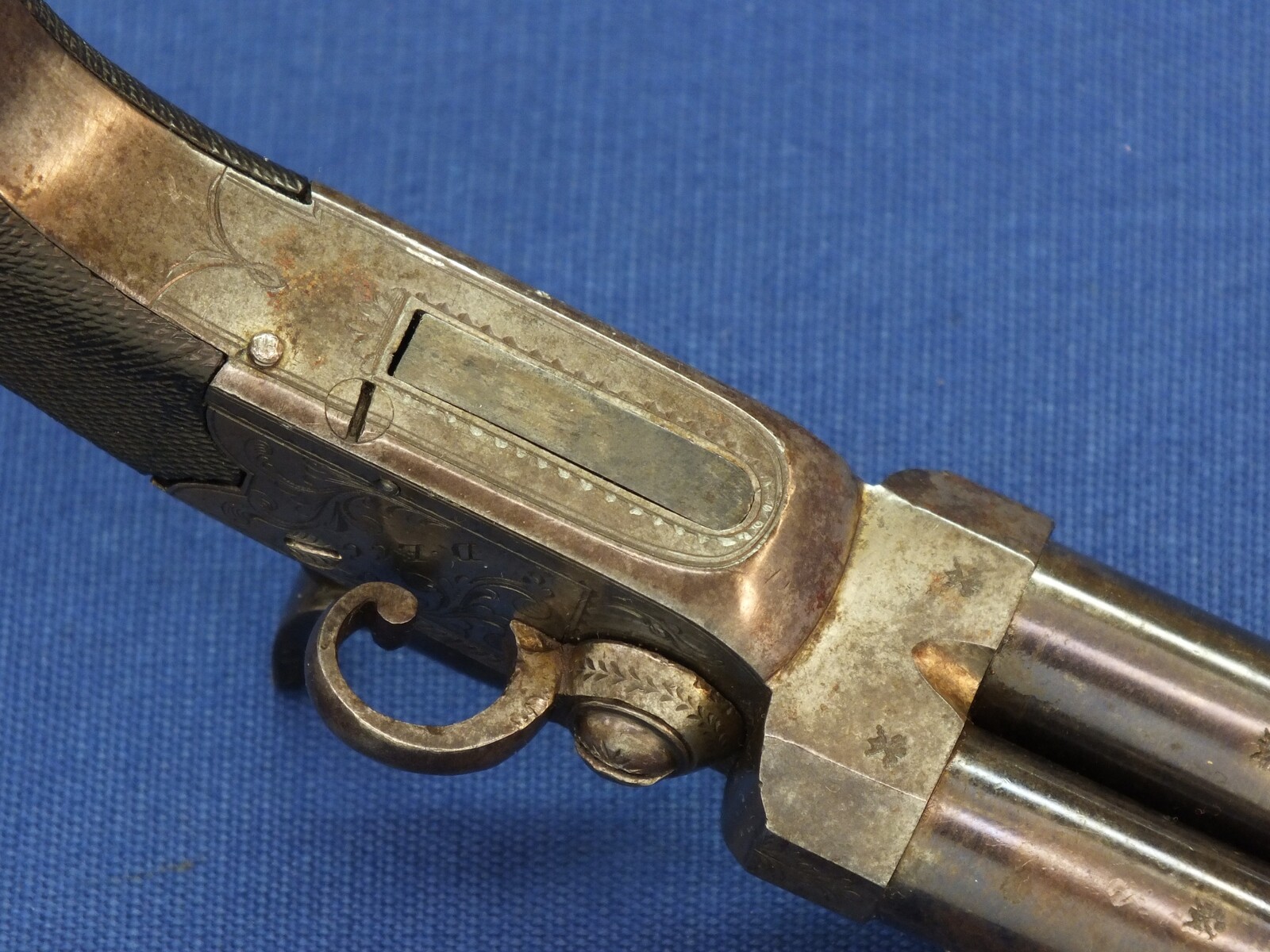 An antique English Box-Lock tap-action side by side Perussion Pistol with thumbpiece safety catch by Durs Egg London. Caliber 9,5mm. Length 16cm. In very good condition. Price 950 euro