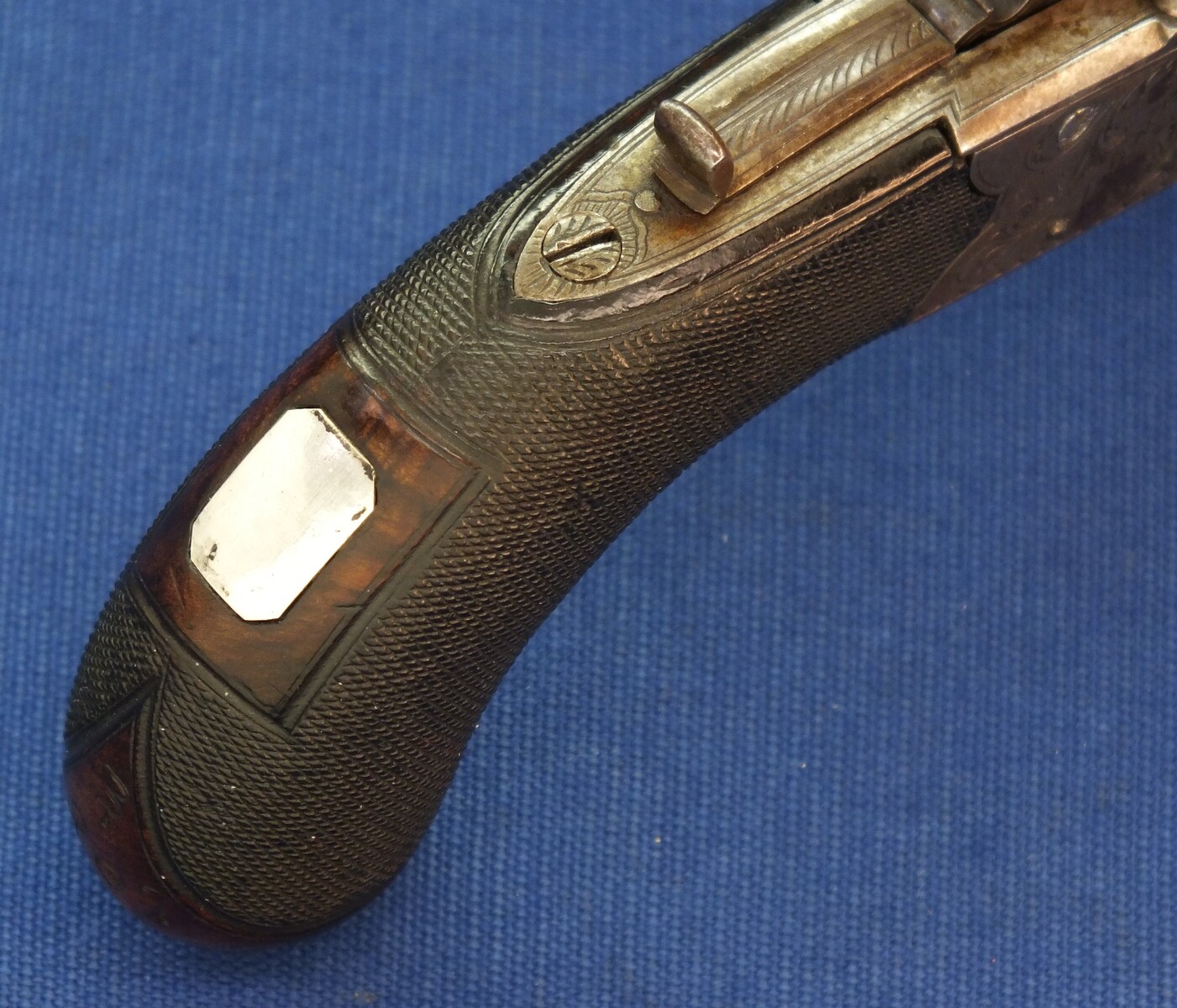 An antique English Box-Lock tap-action side by side Perussion Pistol with thumbpiece safety catch by Durs Egg London. Caliber 9,5mm. Length 16cm. In very good condition. Price 950 euro