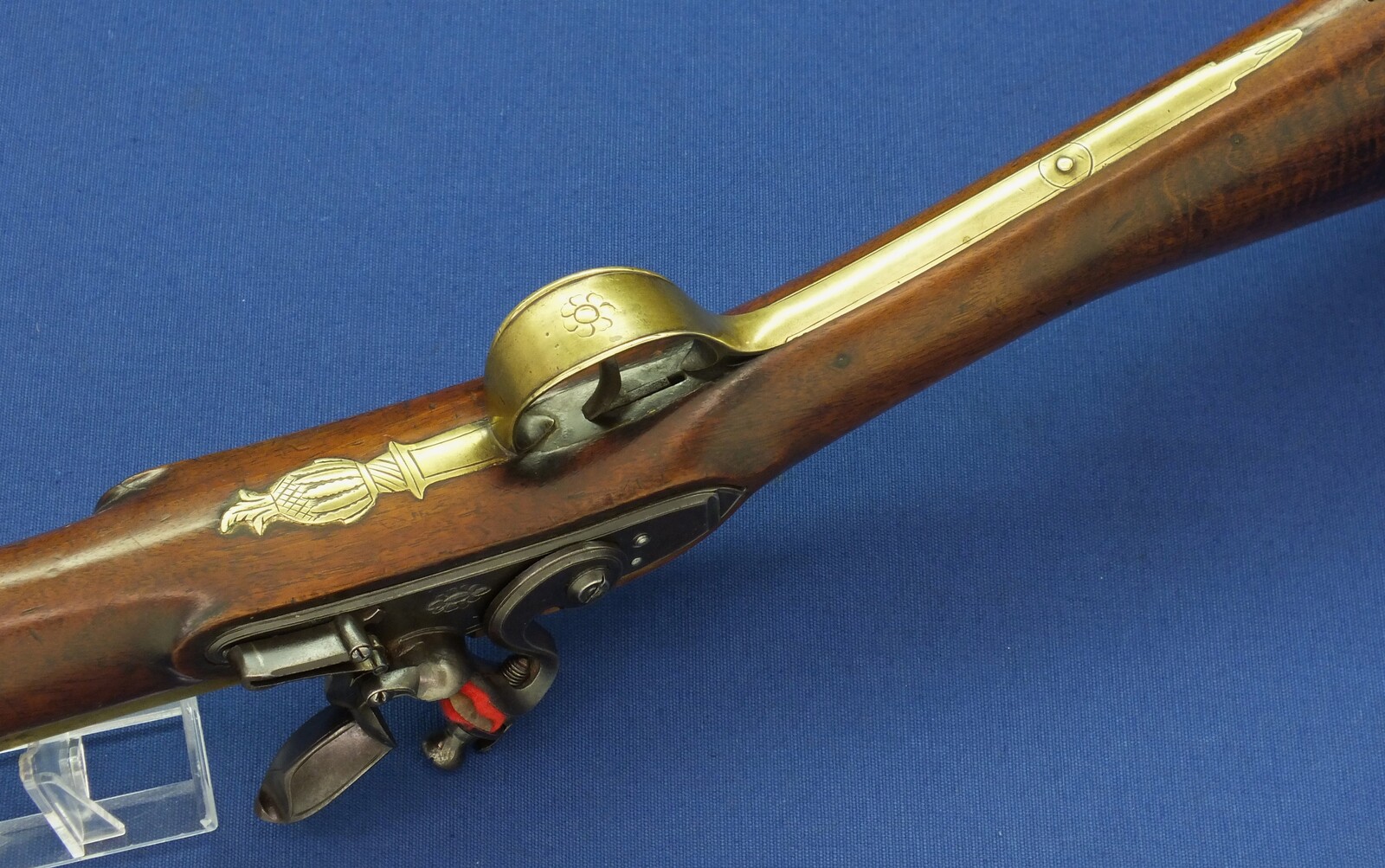 An antique English Brass Barreled Flintlock Blunderbuss with Spring Bayonet. Length 77cm. Caliber 30mm at muzzle. In very good condition. Price 3.450 euro