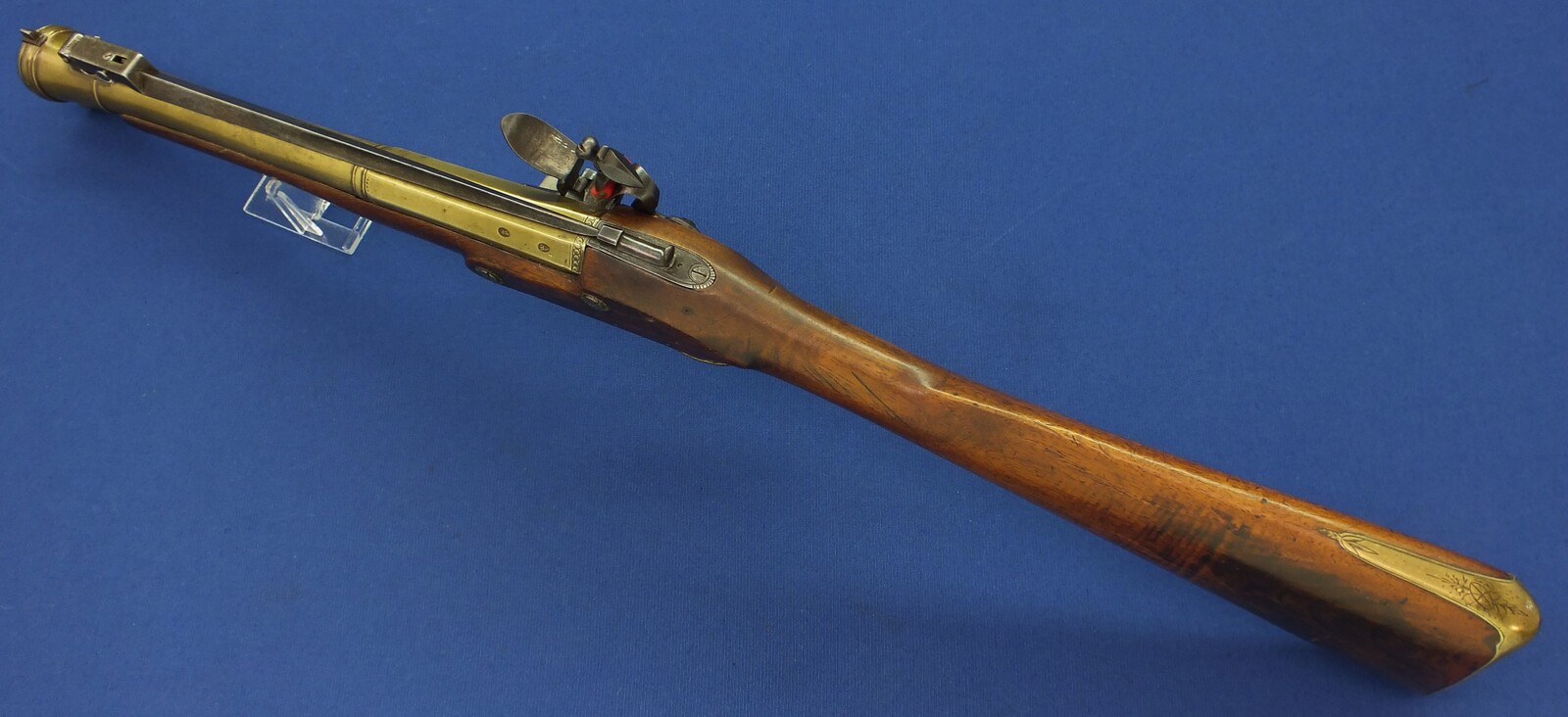 An antique English Brass Barreled Flintlock Blunderbuss with Spring Bayonet. Length 77cm. Caliber 30mm at muzzle. In very good condition. Price 3.450 euro