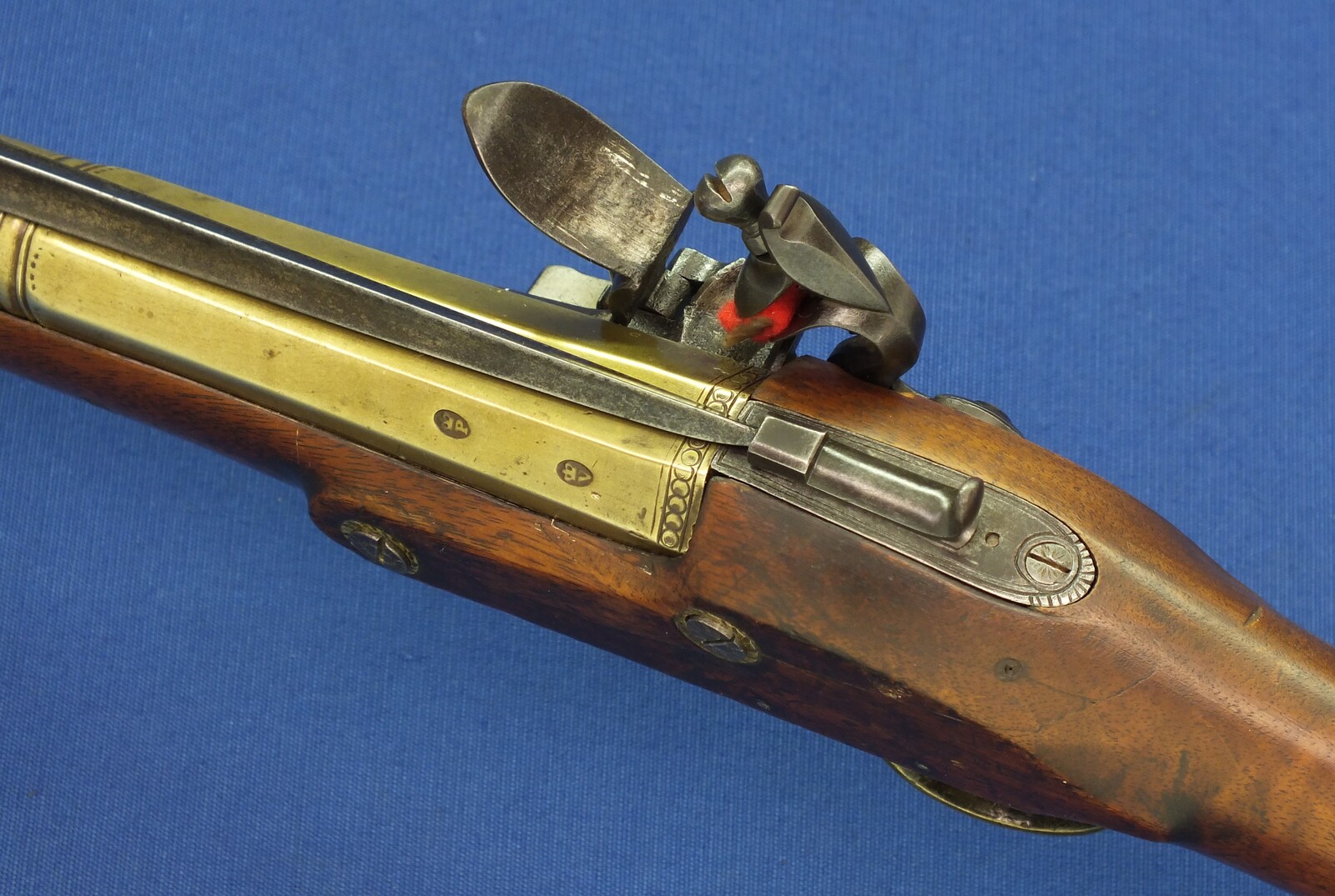 An antique English Brass Barreled Flintlock Blunderbuss with Spring Bayonet. Length 77cm. Caliber 30mm at muzzle. In very good condition. Price 3.450 euro