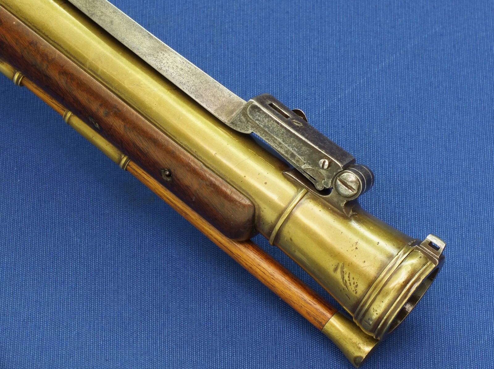 An antique English Brass Barreled Flintlock Blunderbuss with Spring Bayonet. Length 77cm. Caliber 30mm at muzzle. In very good condition. Price 3.450 euro