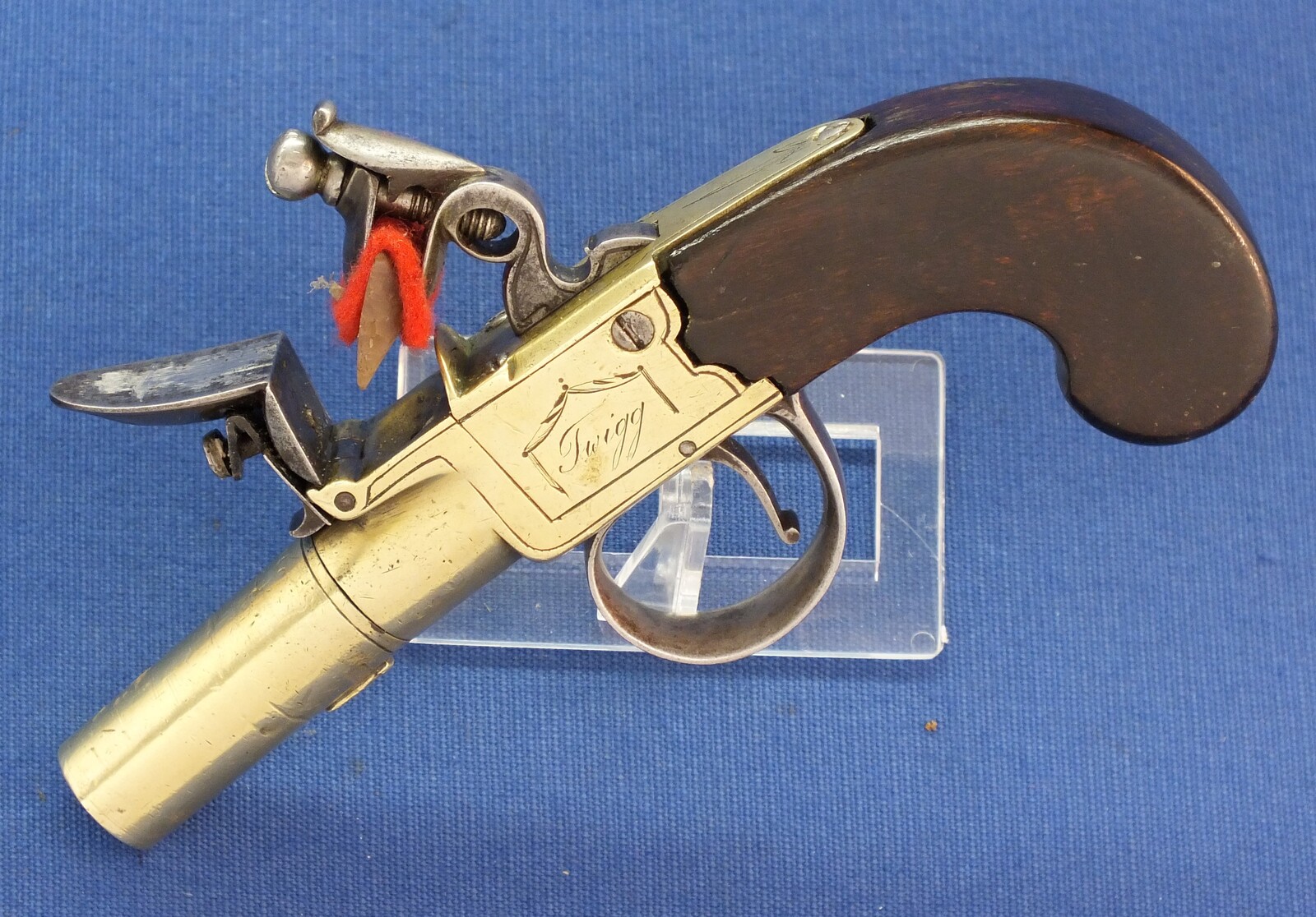 An antique English Brass Flintlock Pocket Pistol signed  TWIGG LONDON, (1732-1790),   London proofmarks, caliber 12 mm, length 16 cm, in very good condition. Price 395 euro