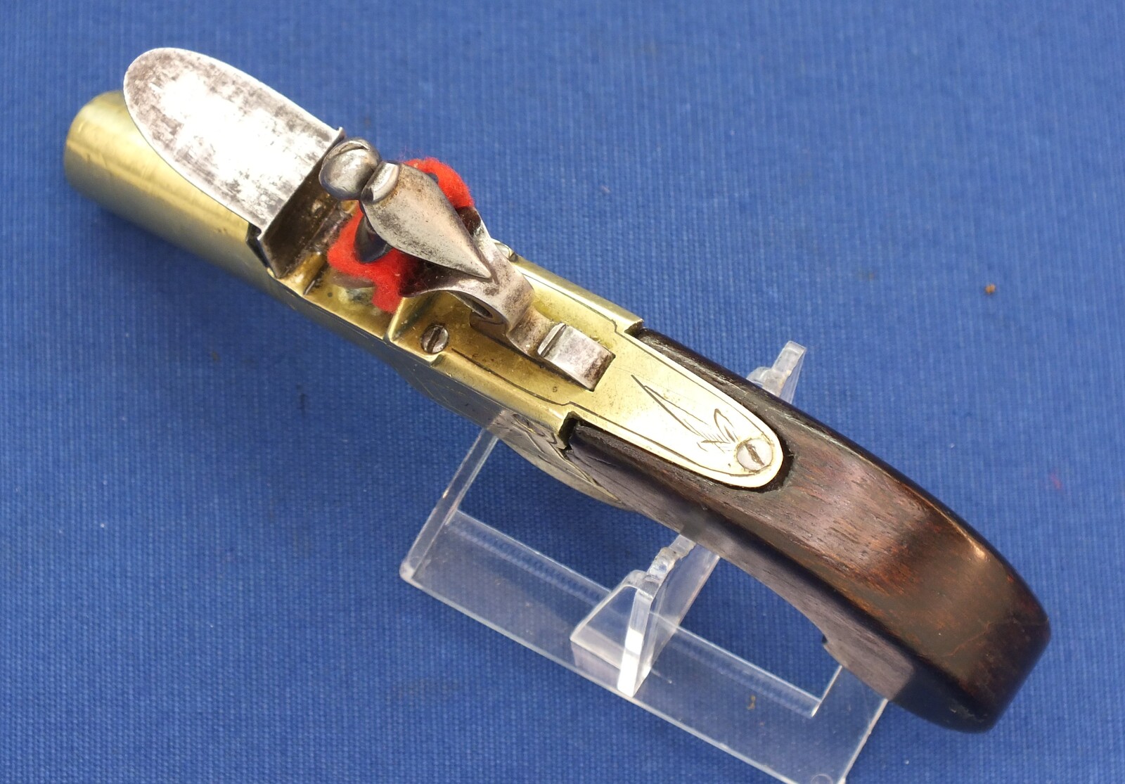 An antique English Brass Flintlock Pocket Pistol signed  TWIGG LONDON, (1732-1790),   London proofmarks, caliber 12 mm, length 16 cm, in very good condition. Price 395 euro