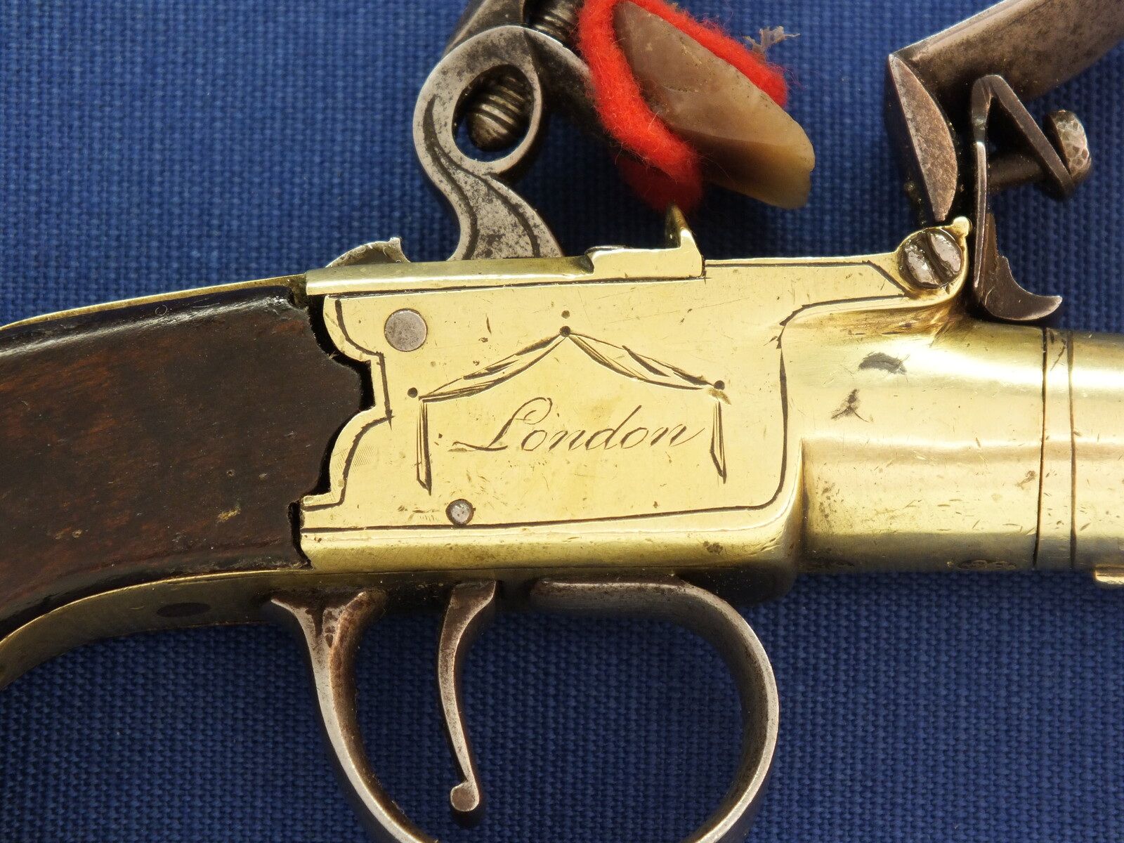 An antique English Brass Flintlock Pocket Pistol signed  TWIGG LONDON, (1732-1790),   London proofmarks, caliber 12 mm, length 16 cm, in very good condition. Price 395 euro