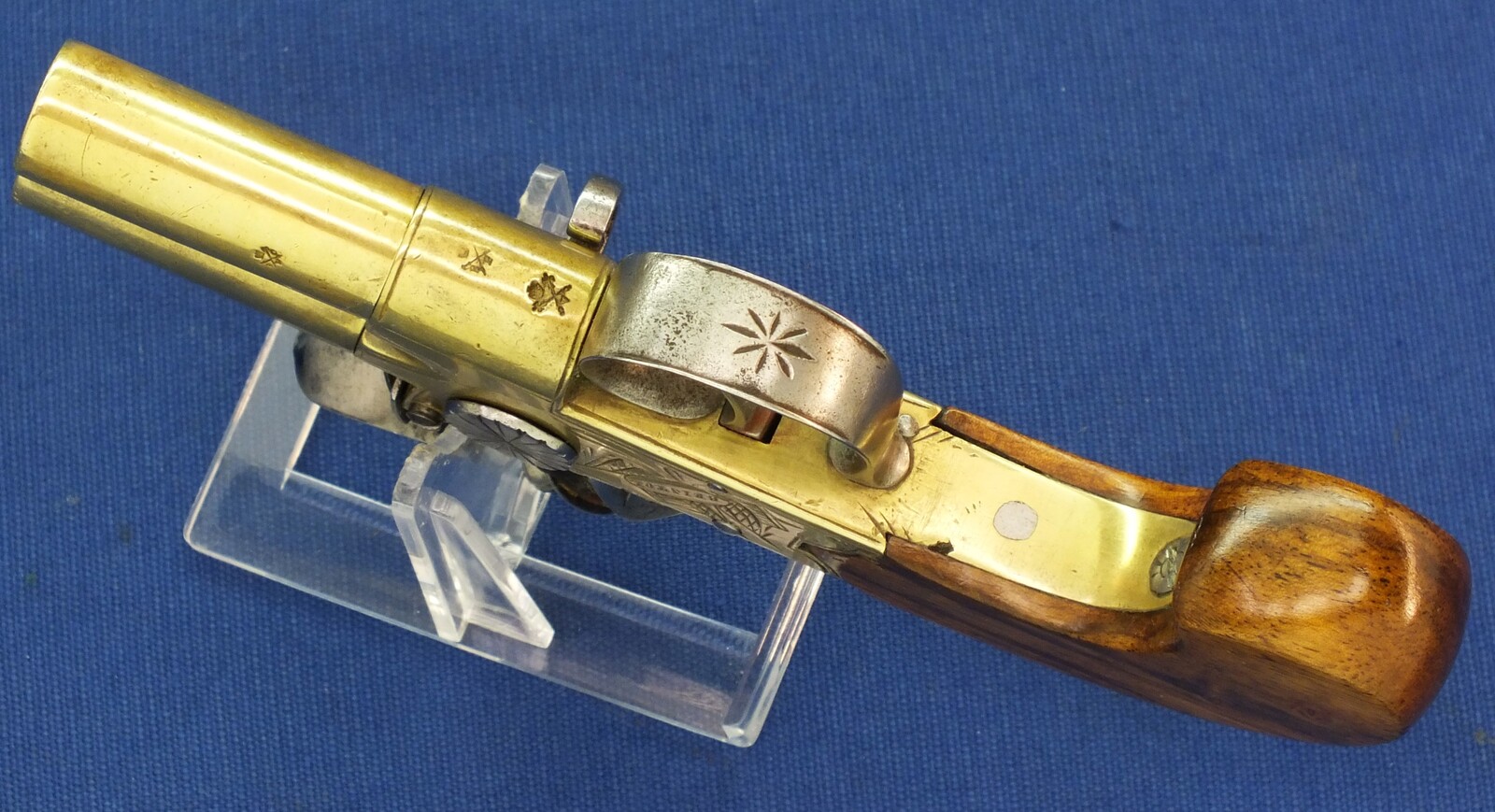 An antique English Brass Tap-Action Box-Lock double barreled Flintlock Pocket Pistol by Bullied(Bulleid) late Wilkinson Bristol circa 1800 with thumbpiece safety catch. Caliber 9,5mm, length 15,5cm. In very good condition. Price 850 euro