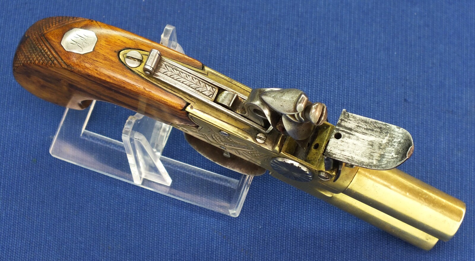 An antique English Brass Tap-Action Box-Lock double barreled Flintlock Pocket Pistol by Bullied(Bulleid) late Wilkinson Bristol circa 1800 with thumbpiece safety catch. Caliber 9,5mm, length 15,5cm. In very good condition. Price 850 euro