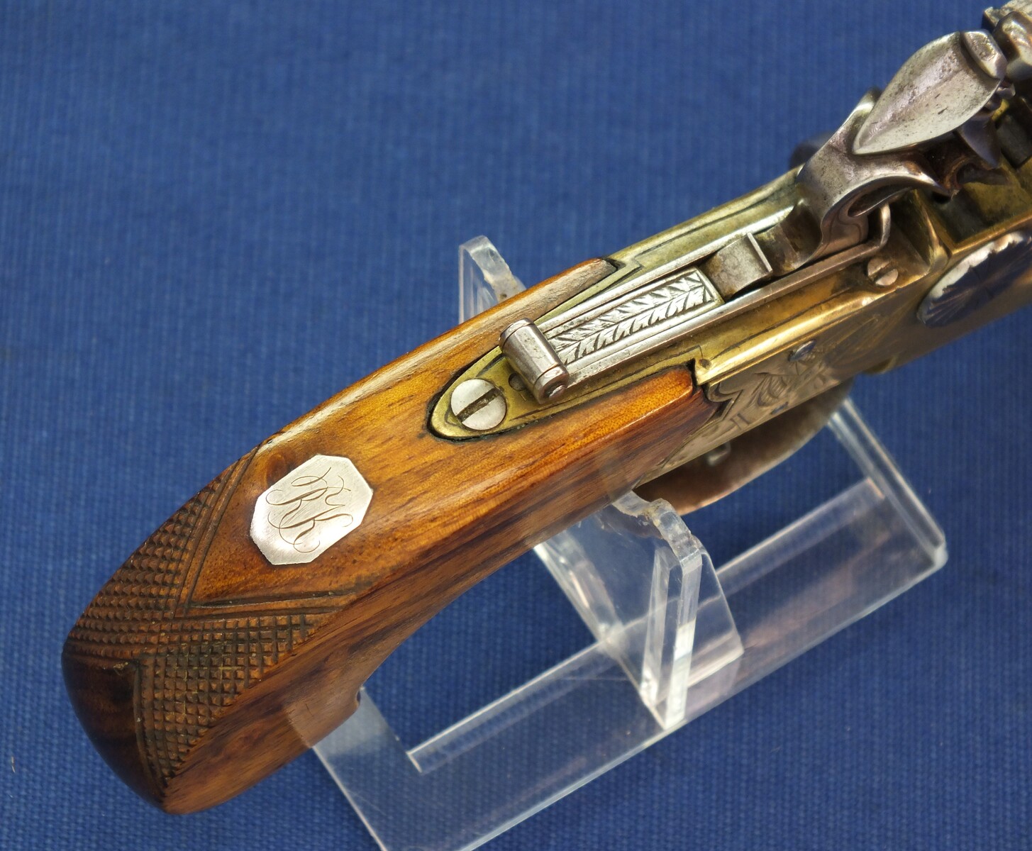 An antique English Brass Tap-Action Box-Lock double barreled Flintlock Pocket Pistol by Bullied(Bulleid) late Wilkinson Bristol circa 1800 with thumbpiece safety catch. Caliber 9,5mm, length 15,5cm. In very good condition. Price 850 euro