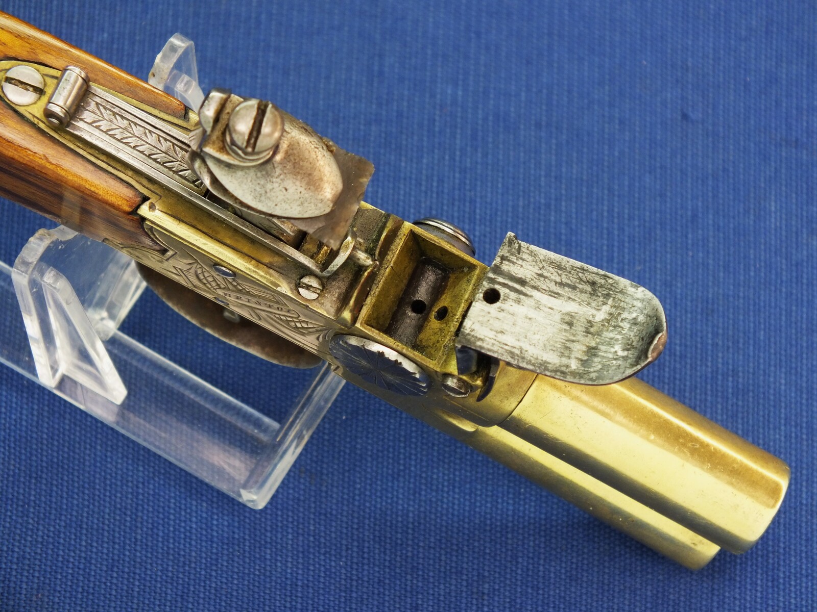 An antique English Brass Tap-Action Box-Lock double barreled Flintlock Pocket Pistol by Bullied(Bulleid) late Wilkinson Bristol circa 1800 with thumbpiece safety catch. Caliber 9,5mm, length 15,5cm. In very good condition. Price 850 euro