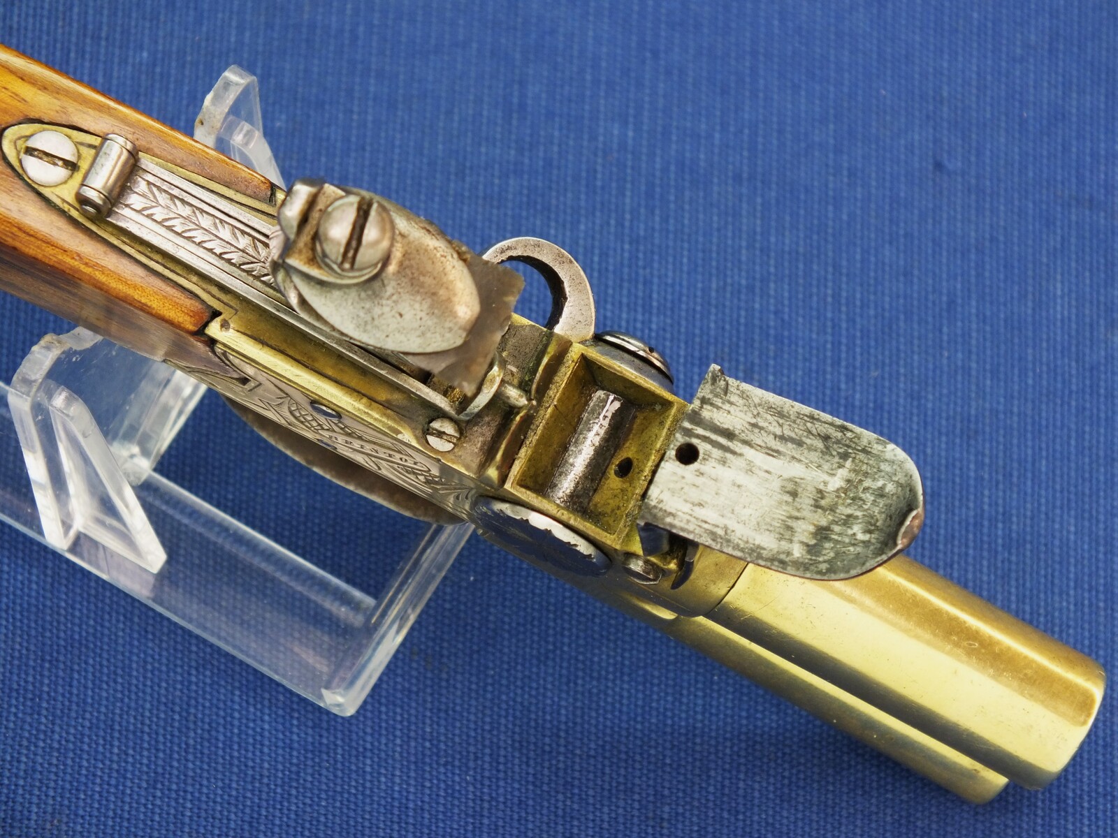 An antique English Brass Tap-Action Box-Lock double barreled Flintlock Pocket Pistol by Bullied(Bulleid) late Wilkinson Bristol circa 1800 with thumbpiece safety catch. Caliber 9,5mm, length 15,5cm. In very good condition. Price 850 euro