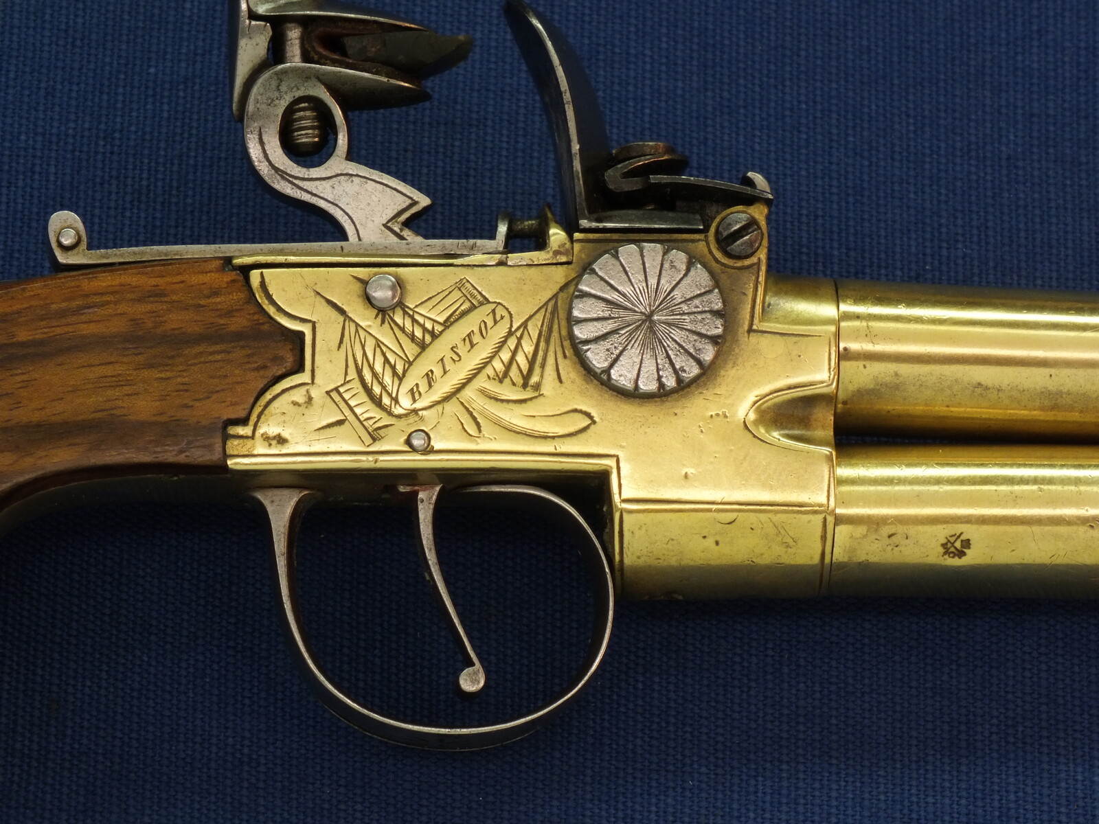 An antique English Brass Tap-Action Box-Lock double barreled Flintlock Pocket Pistol by Bullied(Bulleid) late Wilkinson Bristol circa 1800 with thumbpiece safety catch. Caliber 9,5mm, length 15,5cm. In very good condition. Price 850 euro