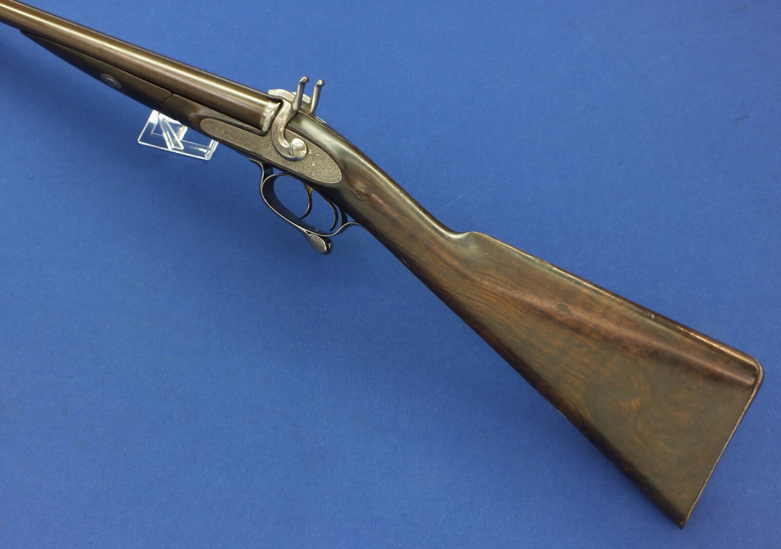 An antique English cased Double barreled Pinfire 12-Bore sporting gun by Robert Adams 76 King William Street London. Adams 1860 Patent No. 285. 30 inch damascus barrels. In good/very good condition. Price 895 euro