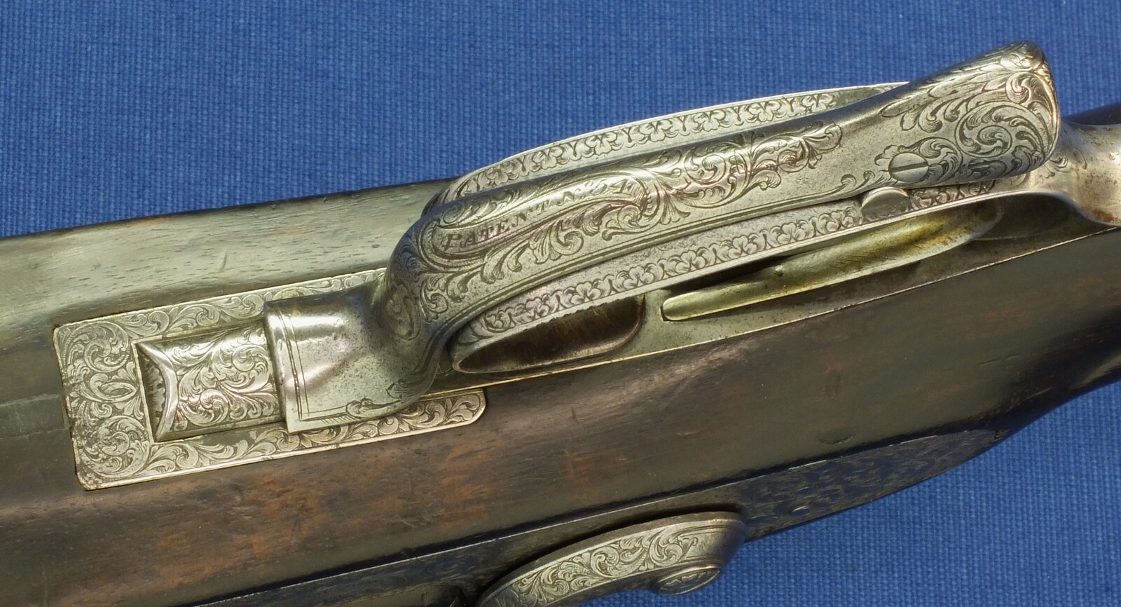 An antique English cased Double barreled Pinfire 12-Bore sporting gun by Robert Adams 76 King William Street London. Adams 1860 Patent No. 285. 30 inch damascus barrels. In good/very good condition. Price 895 euro