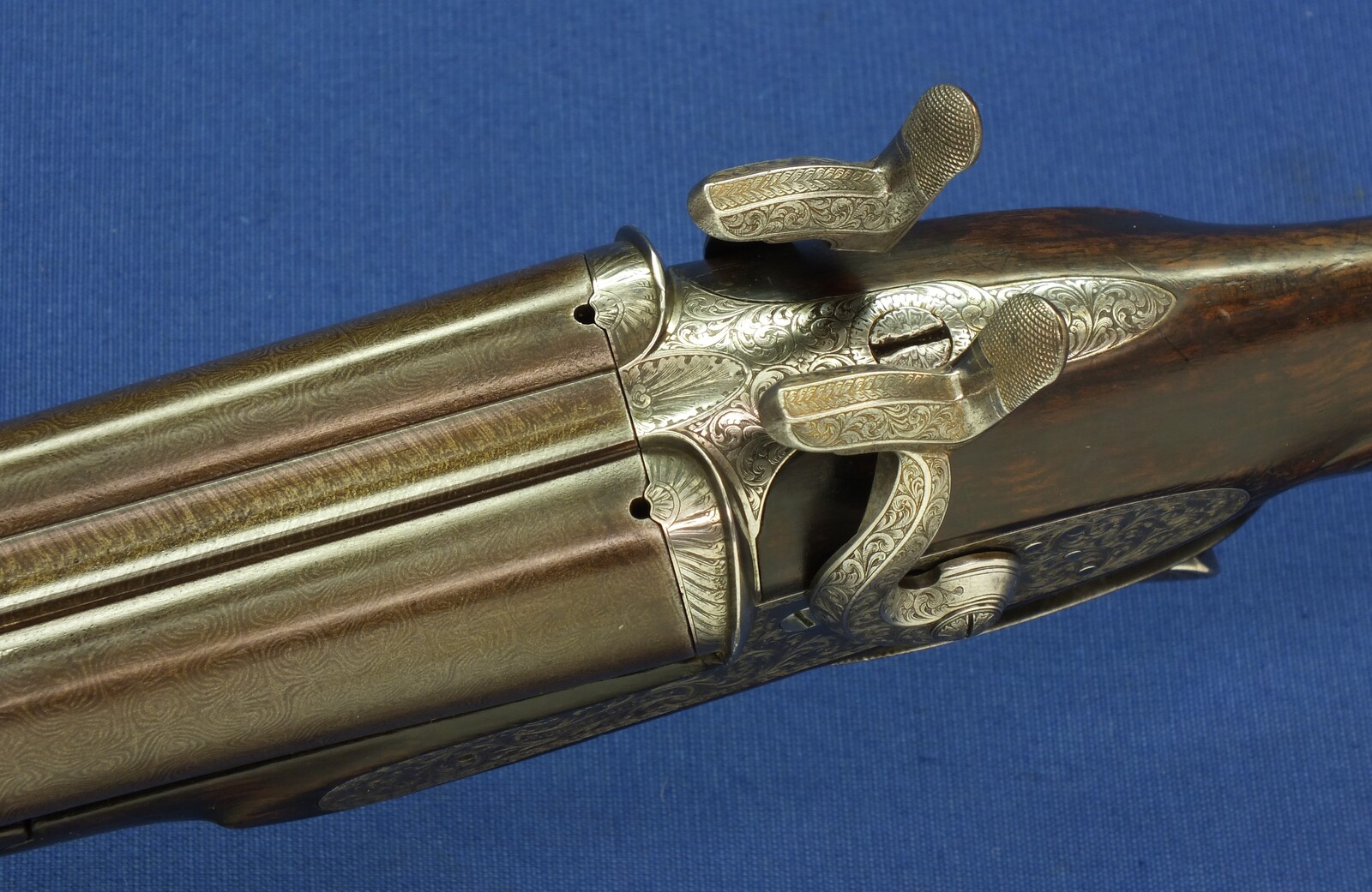 An antique English cased Double barreled Pinfire 12-Bore sporting gun by Robert Adams 76 King William Street London. Adams 1860 Patent No. 285. 30 inch damascus barrels. In good/very good condition. Price 895 euro