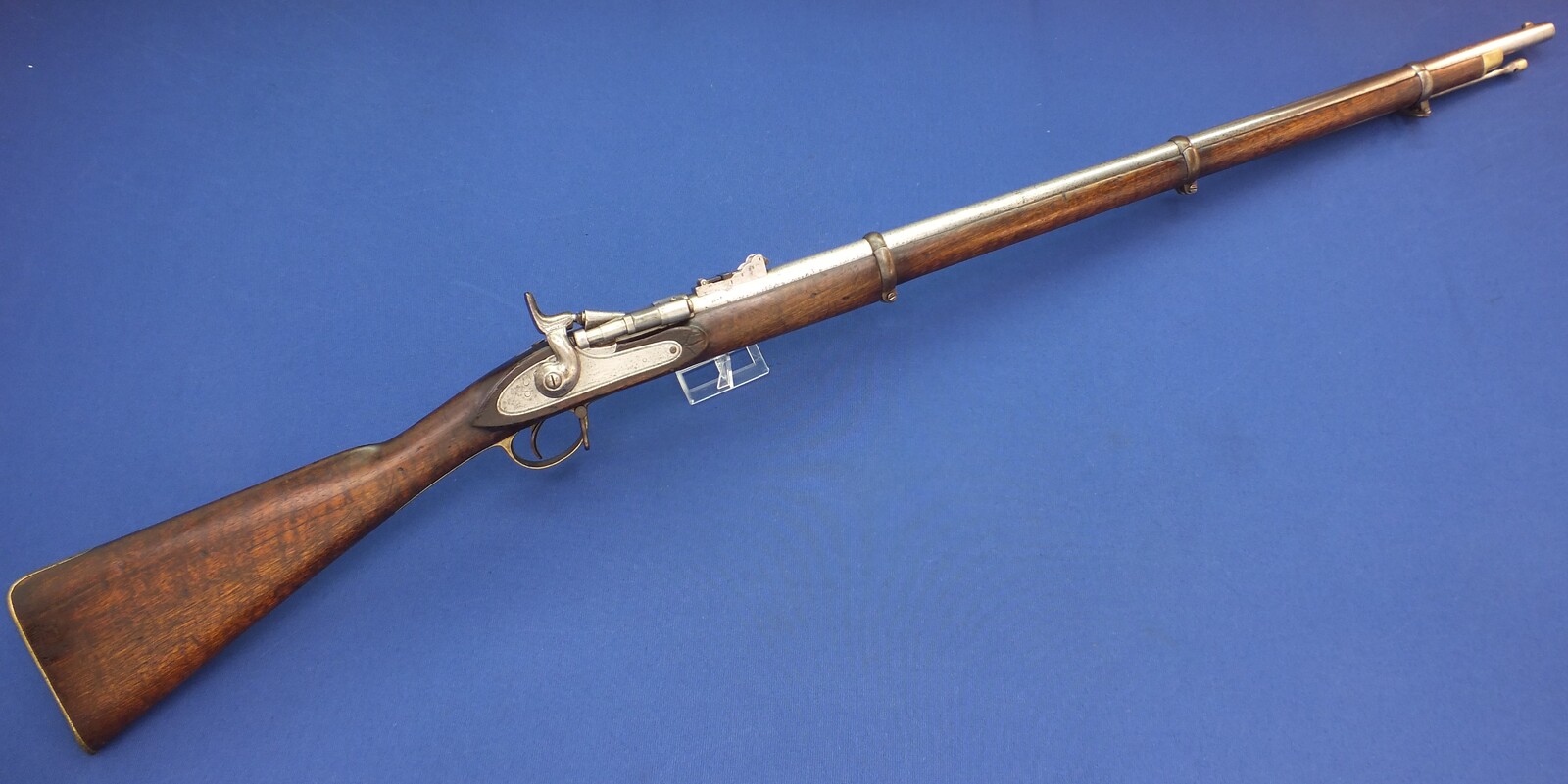 An antique English-India Enfield Snider Rifle. Caliber .577. Length 140 cm. In very good condition. Price 875 euro.