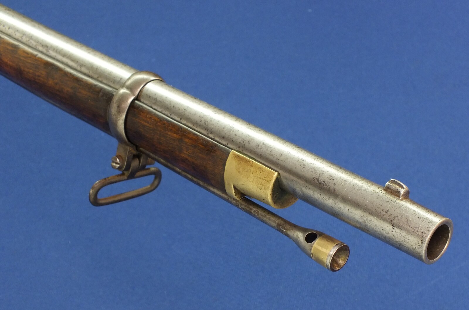 An antique English-India Enfield Snider Rifle. Caliber .577. Length 140 cm. In very good condition. Price 875 euro.