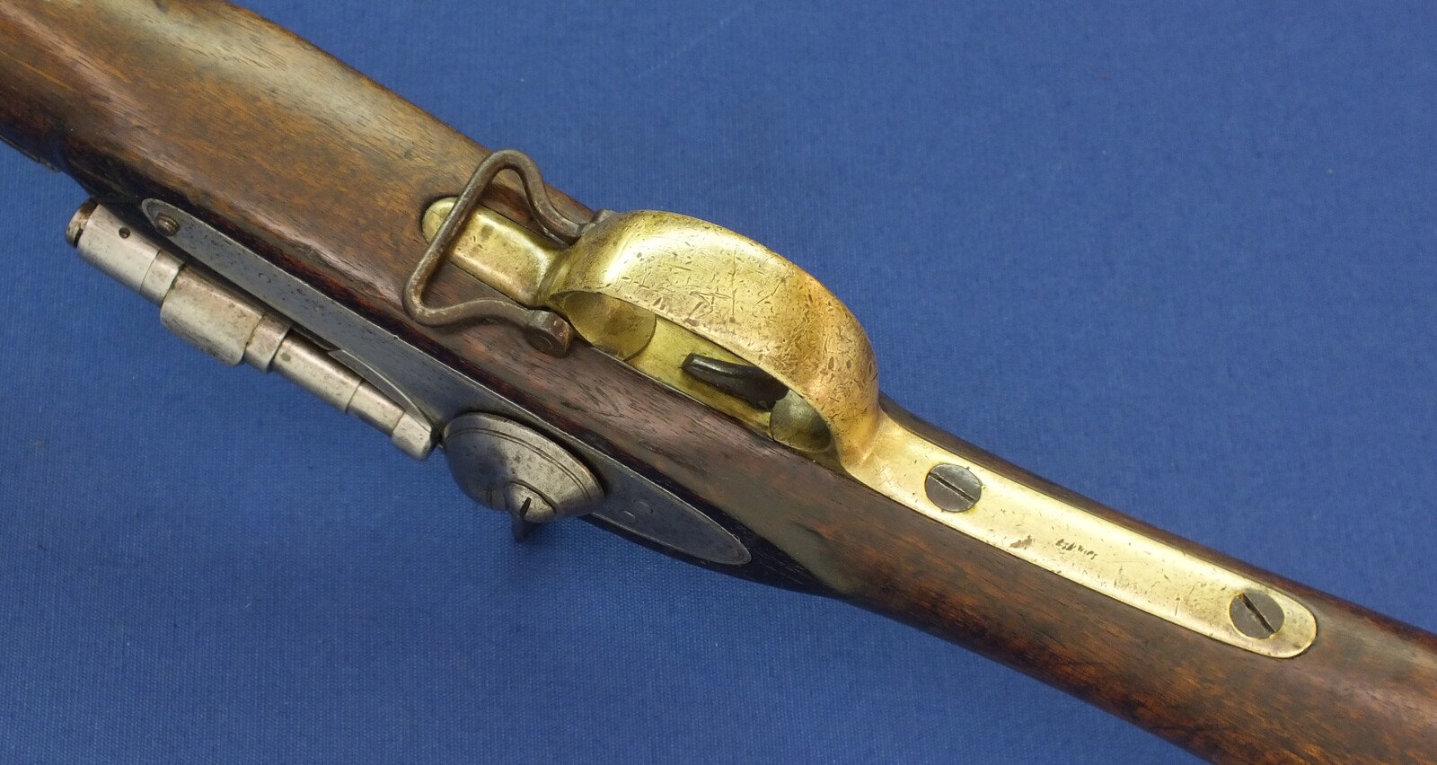 An antique English-India Enfield Snider Rifle. Caliber .577. Length 140 cm. In very good condition. Price 875 euro.