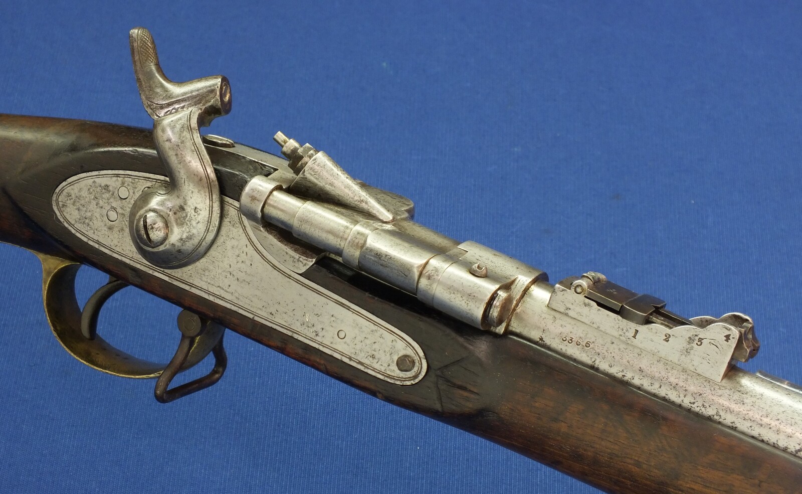 An antique English-India Enfield Snider Rifle. Caliber .577. Length 140 cm. In very good condition. Price 875 euro.