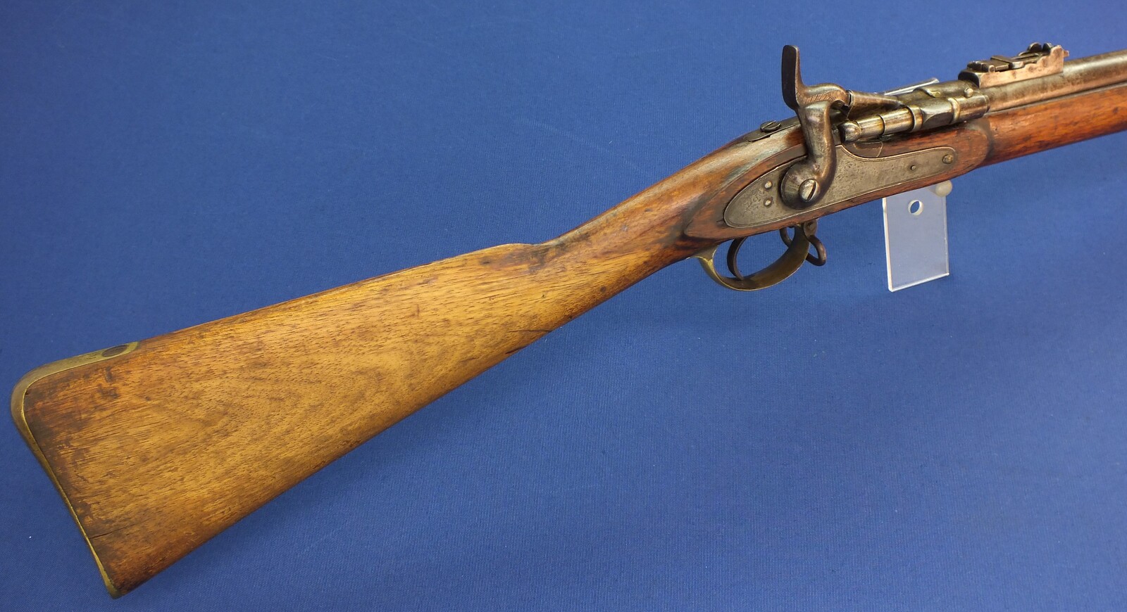 An antique English-India Enfield Snider Rifle. Caliber .577. Length 141 cm. In very good condition. Price 795 euro.