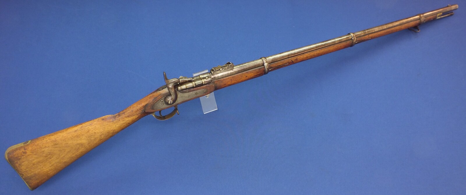 An antique English-India Enfield Snider Rifle. Caliber .577. Length 141 cm. In very good condition. Price 795 euro.