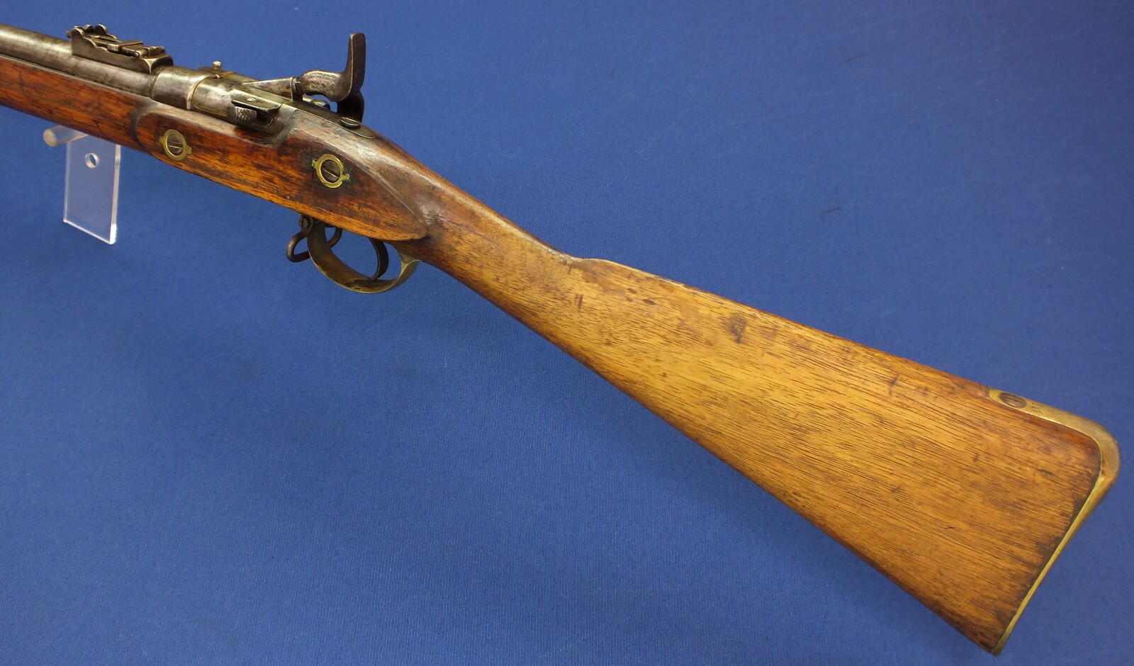 An antique English-India Enfield Snider Rifle. Caliber .577. Length 141 cm. In very good condition. Price 795 euro.